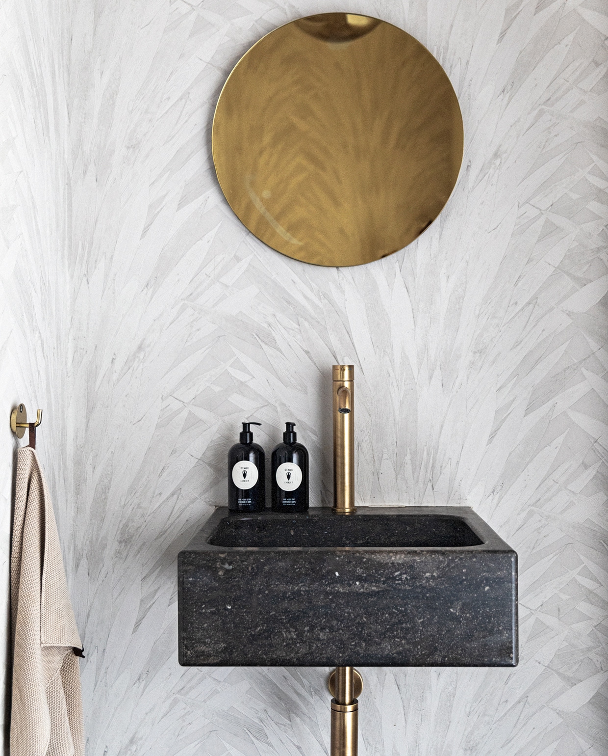 Spiegel Ethnicraft. Wasbak Salenzi. Doek Missoni. Haak Muuto. Beautyproducten Diptyque. vtwonen 11-2021 | styling Ilona Jongepier | fotografie Dana van Leeuwen