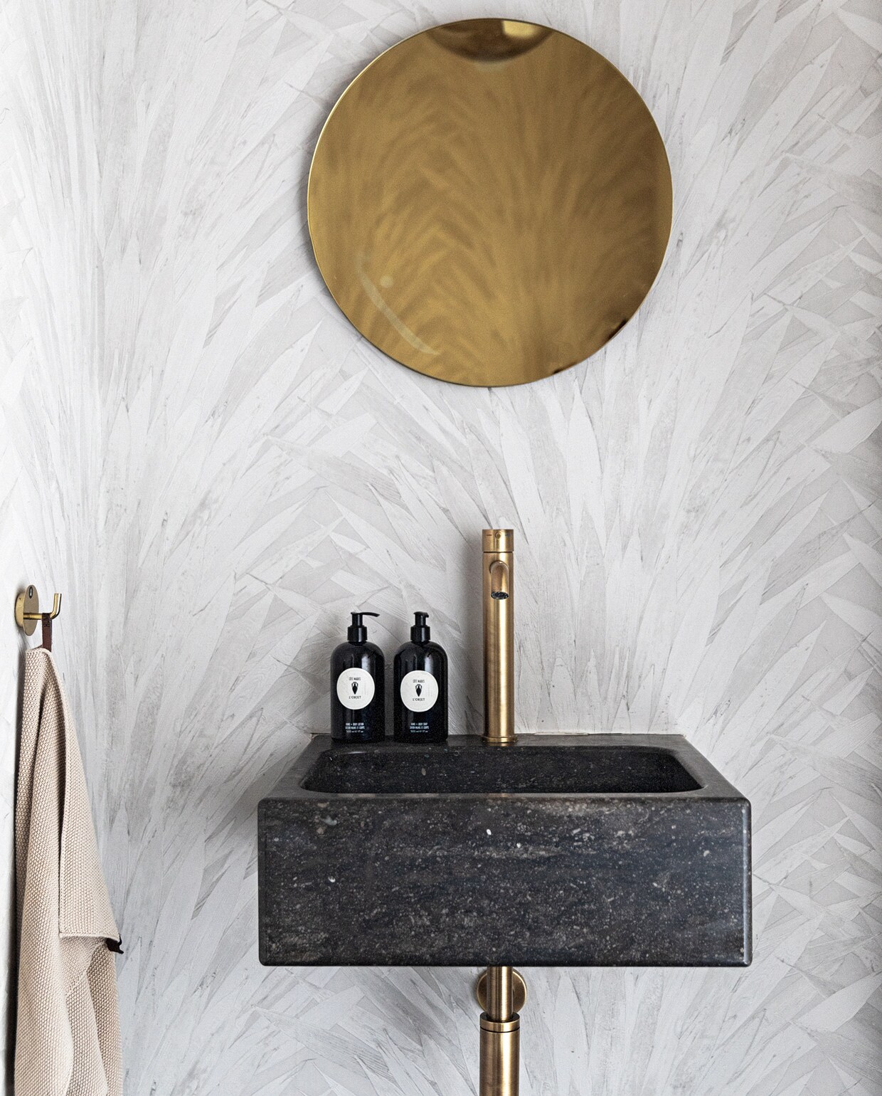 Spiegel Ethnicraft. Wasbak Salenzi. Doek Missoni. Haak Muuto. Beautyproducten Diptyque. vtwonen 11-2021 | Styling ilona jongepier | Fotografie dana van leeuwen | Tekst sara madou | Visagie djolien de kreij