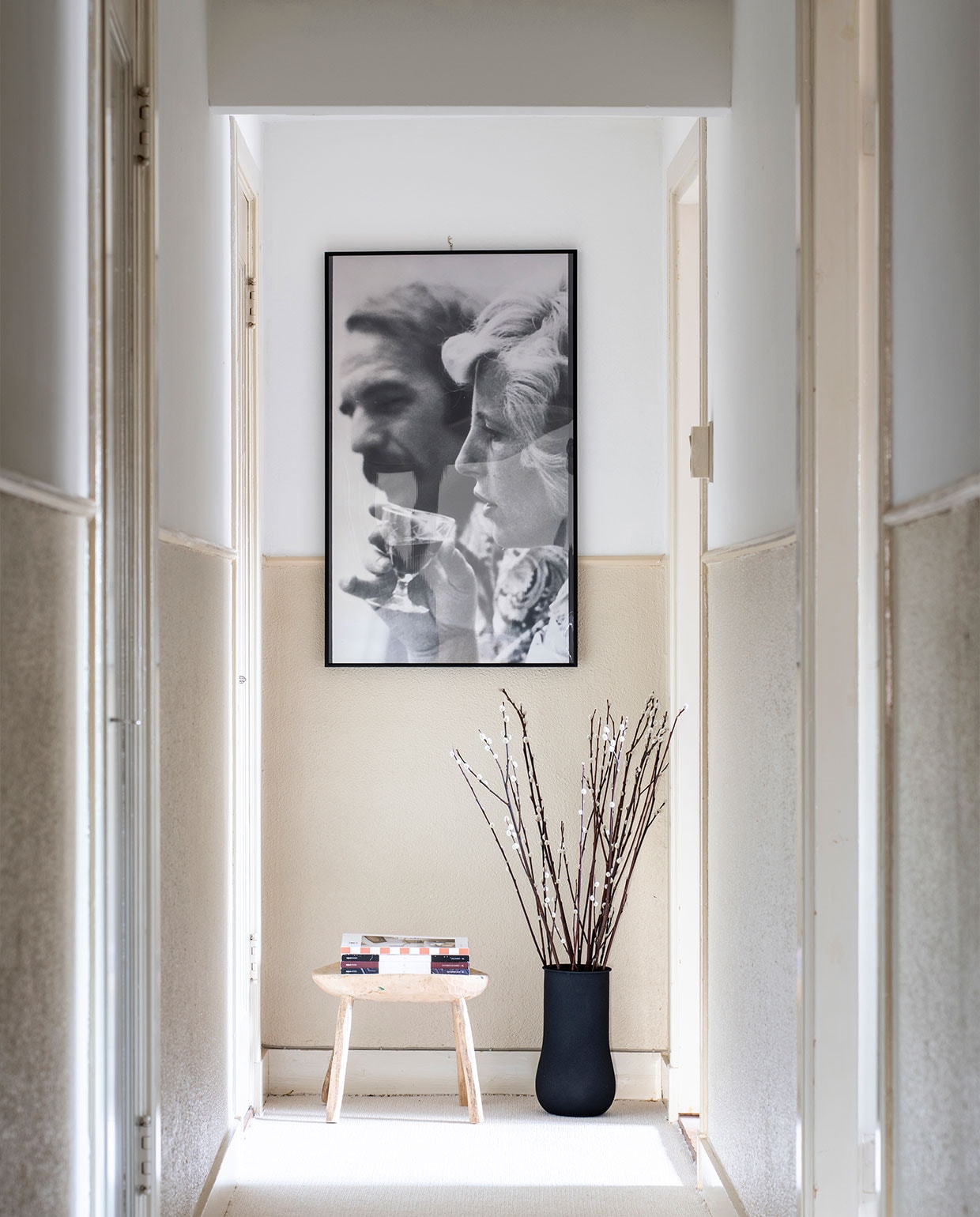 Kruk Anne-Marie Wonen. Vaas Conceptstore Vandaag met katjes van De Beleving. Fotolijst Ikea. vtwonen binnenkijk special 121-2021 | productie Insidehomepage | styling Esther Loonstijn | fotografie Louis Lemaire