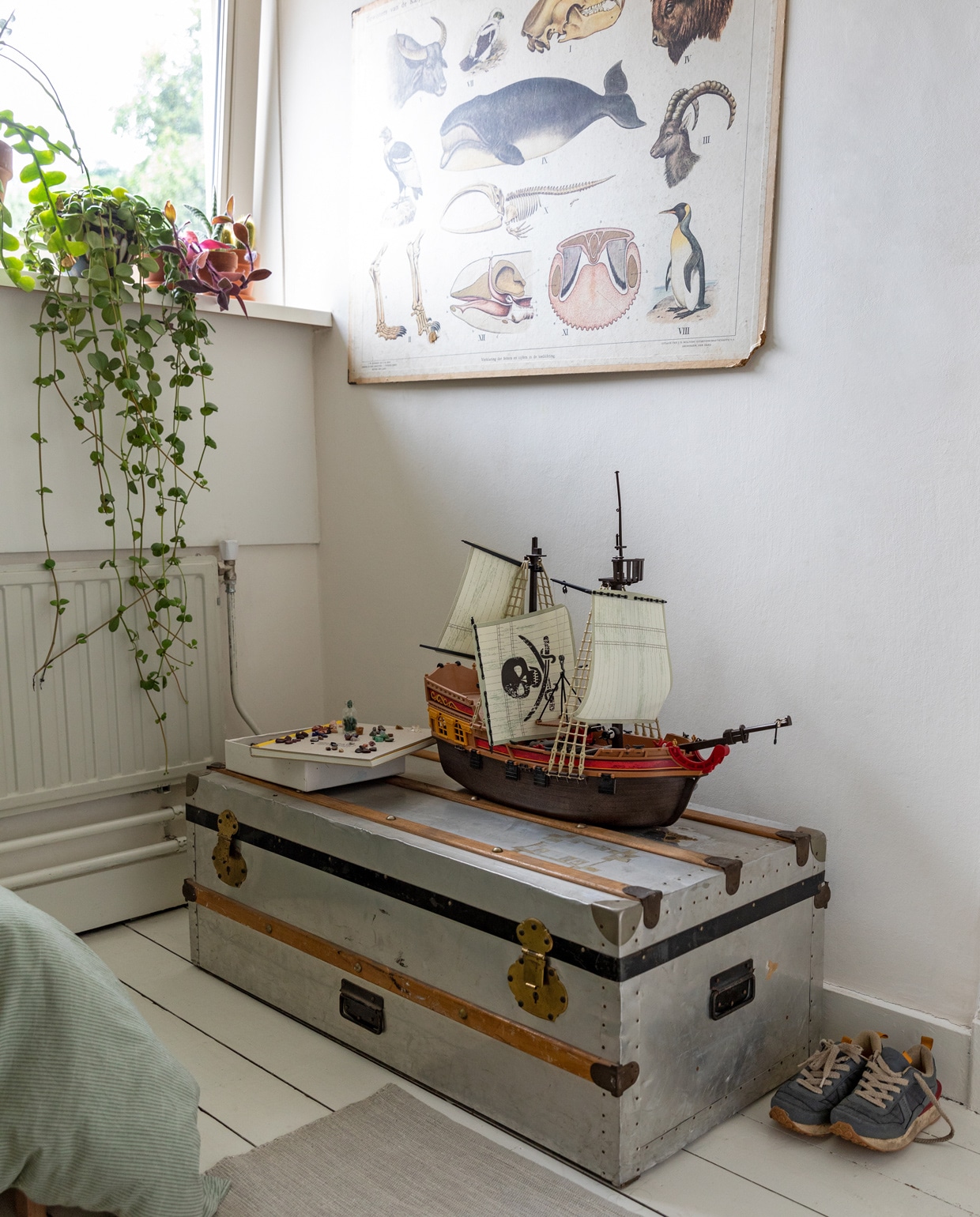 Hutkoffer kringloop. Schip Playmobile. Schoolplaat rommelmarkt. Planten Intratuin. Tapijt Kwantum. vtwonen 13-2021 | styling Ilona Jongepier | fotografie Dana van Leeuwen