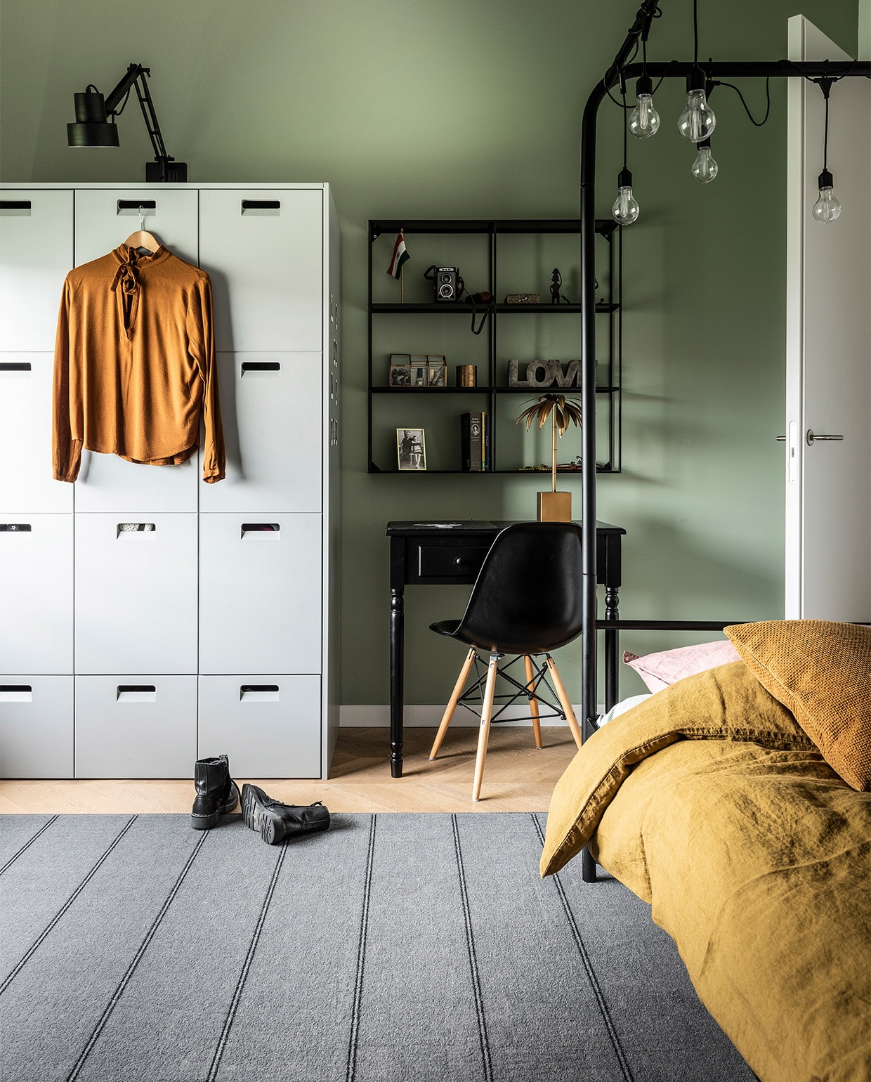 Tapijt Pinstripe Concrete, ook in Zinc, 400 cm breed, per strekkende meter € 169,95, vloerkleed op maat gemaakt prijsvoorbeeld 200×300 cm € 439,40. M.m.v. vtwonen.nl/vtwonen-collectie (bed, kast), archive-store.nl (beddengoed), bepurehome.com (messing palm), overig privébezit. vtwonen 11-2019 | styling Kim van Rossenberg | fotografie Sjoerd Eickmans