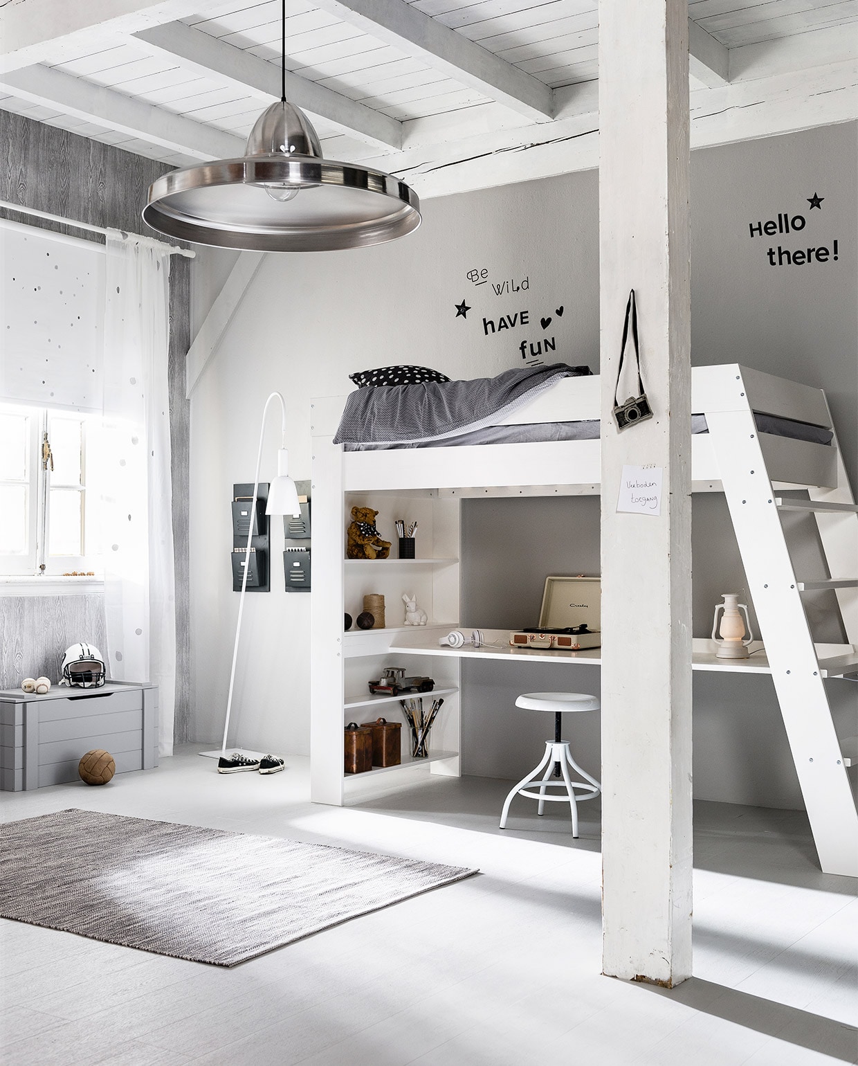 Roede wit hout, 120×2,8 cm (lxØ) € 14,39, knoppen wit rond, Ø 28 mm per 2 stuks € 9,99, steunen plafond wit, Ø 28 mm per 2 stuks € 10,49, grenen hoogslaper Julien wit (of staalgrijs) met bureau en lattenbodem, 246x96x179 cm (lxbxh) € 599,-, Bonell binnenveringsmatras 200x90x17 cm (lxbxd) € 99,-, kruk Lyonne, wit metaal, in hoogte verstelbaar, 40×66-81 cm (Øxh) € 69,-, speelgoedkist Dennis van FSC massief grenen, beton- of staalgrijs, 42x90x42 cm (hxbxd) € 99,-, spaarpot Konijn van wit keramiek, 15×10 cm € 5,49, tafellamp Lantaarn van wit porselein, 27×19 cm (hxØ) € 30,95, tijdschriftenrek van metaal 25×60 cm € 21,49, opbergdoos zink/koper, 31x14x19 cm € 30,49, opbergdoos zink/koper, 14x14x19 cm € 13,49, kussen Vintage Dot, antraciet/ecru € 14,95 (Karwei). JA | vtwonen 03-2016 | styling Kim van Rossenberg | fotografie Sjoerd Eickmans