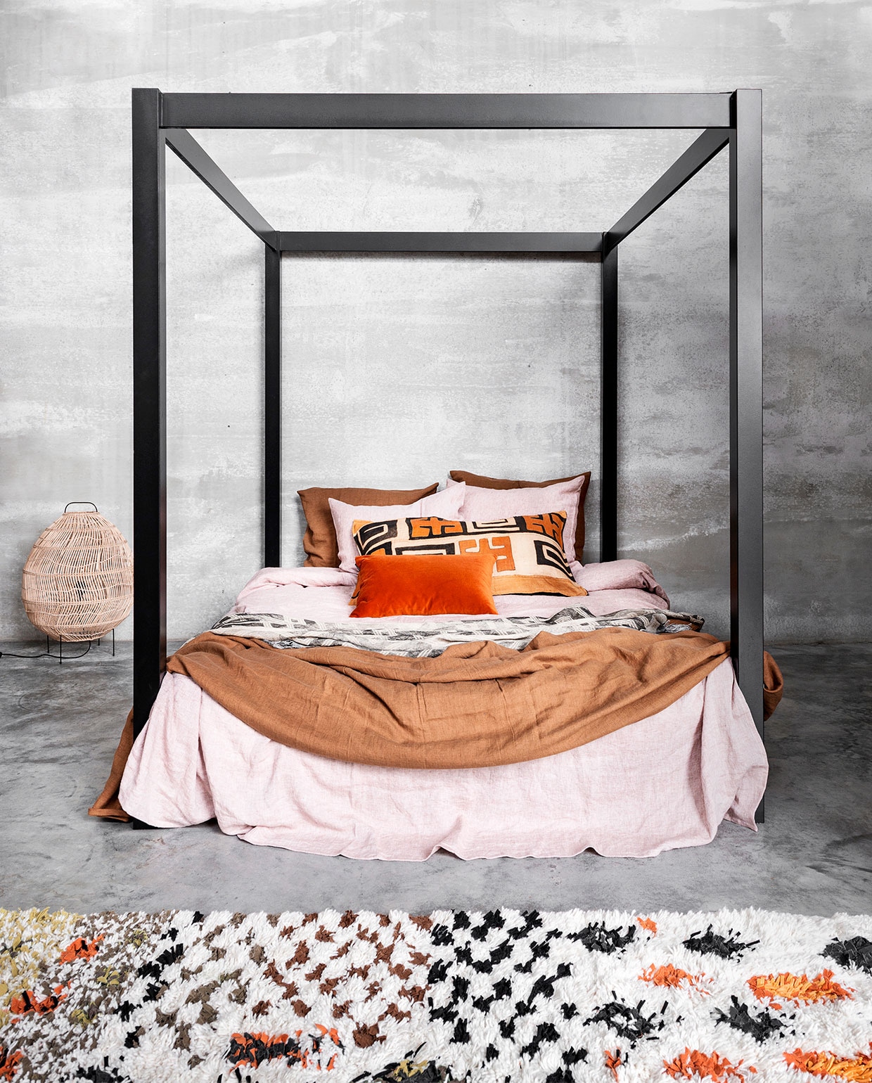 Hemelbed vanaf € 350,- (Combitex). Dekbedovertrekset van linnen in kleur Pink Salt en Cinnamon, 140×200 cm € 129,- (By Mölle). Plaid Belem van linnen en zijde in transparant bruin/naturel € 74,-, kussen van oude raffia Kuba kleden vanaf € 165,- (ML Fabrics). Oranje velours kussen € 60,- (Pols Potten). Rieten lamp € 349,- (HK Living). Vloerkleed van Madam Stoltz, 180×120 cm € 392,- (Deens). JA | vtwonen 02-2018 | styling Marianne Luning | fotografie Stan Koolen