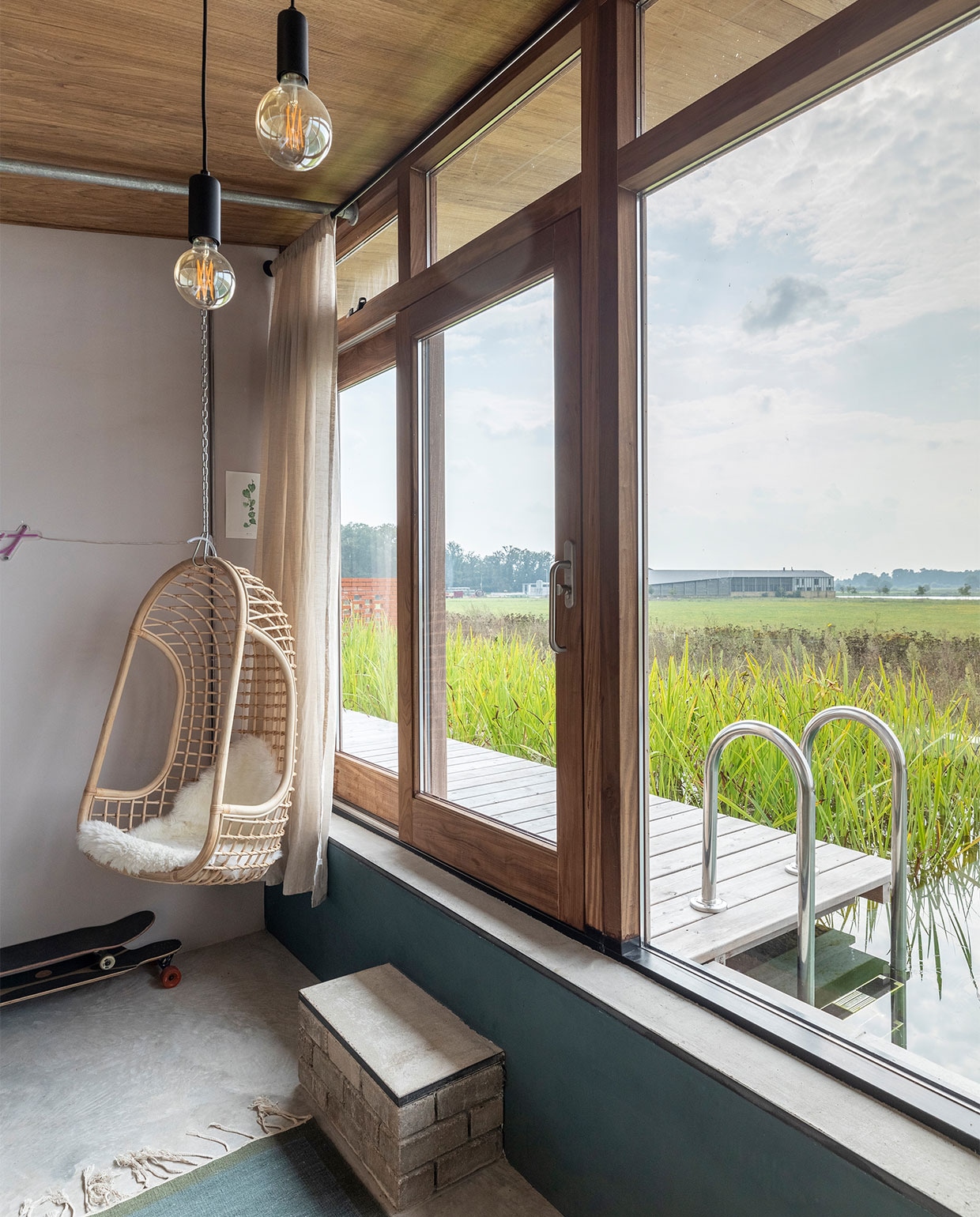 Hangstoel HKliving. Hanglampen Karwei. vtwonen special binnenkijken 03-2022 | fotografie Margriet Hoekstra