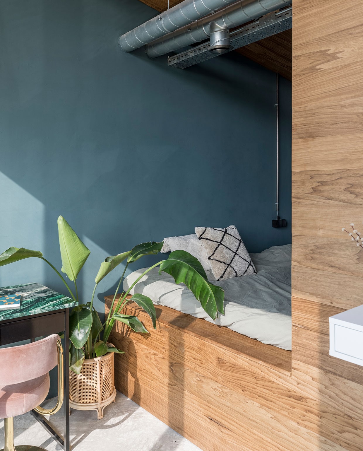 Muurverf Inchyra Blue van Farrow &amp; Ball. Bedombouw zelfgemaakt. Bureaublad van Noors kwartsiet Hafkamp Natuursteen. Bureaustoel Bestwelhip. Hoeslaken AB Småland. Zwart-wit kussen By-Boo, wit kussen H&amp;M Home. vtwonen special binnenkijken 03-2022 | fotografie Margriet Hoekstra