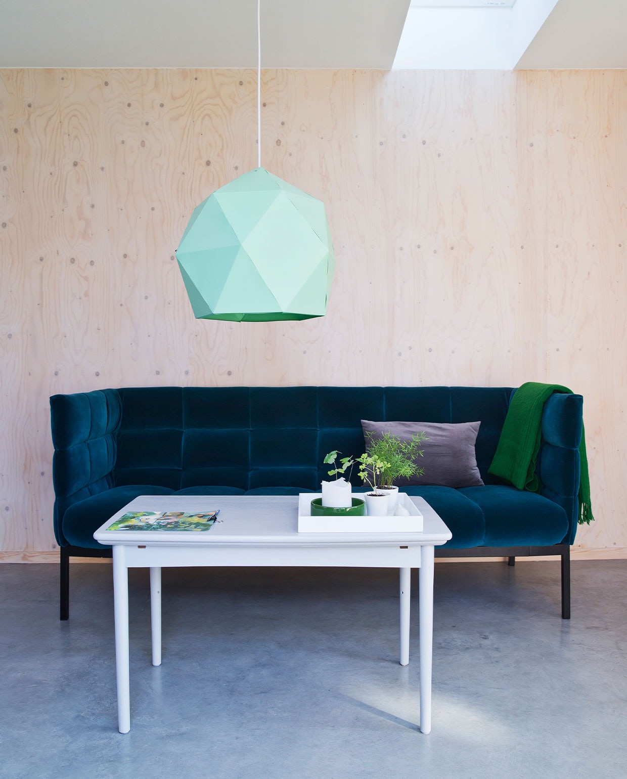 Bank Aura van Bolia. Kussen, plaid, hanglamp Ikea. Salontafel en woonaccessoires op tafel kringloop. NEE | vtwonen 7-2022 | Productie Living Inside | Styling Rikke Graff Juel | Fotografie Christina Kayser O. | Tekst Christina B. Kjeldsen | Tekstbewerking Sunna Borghuis