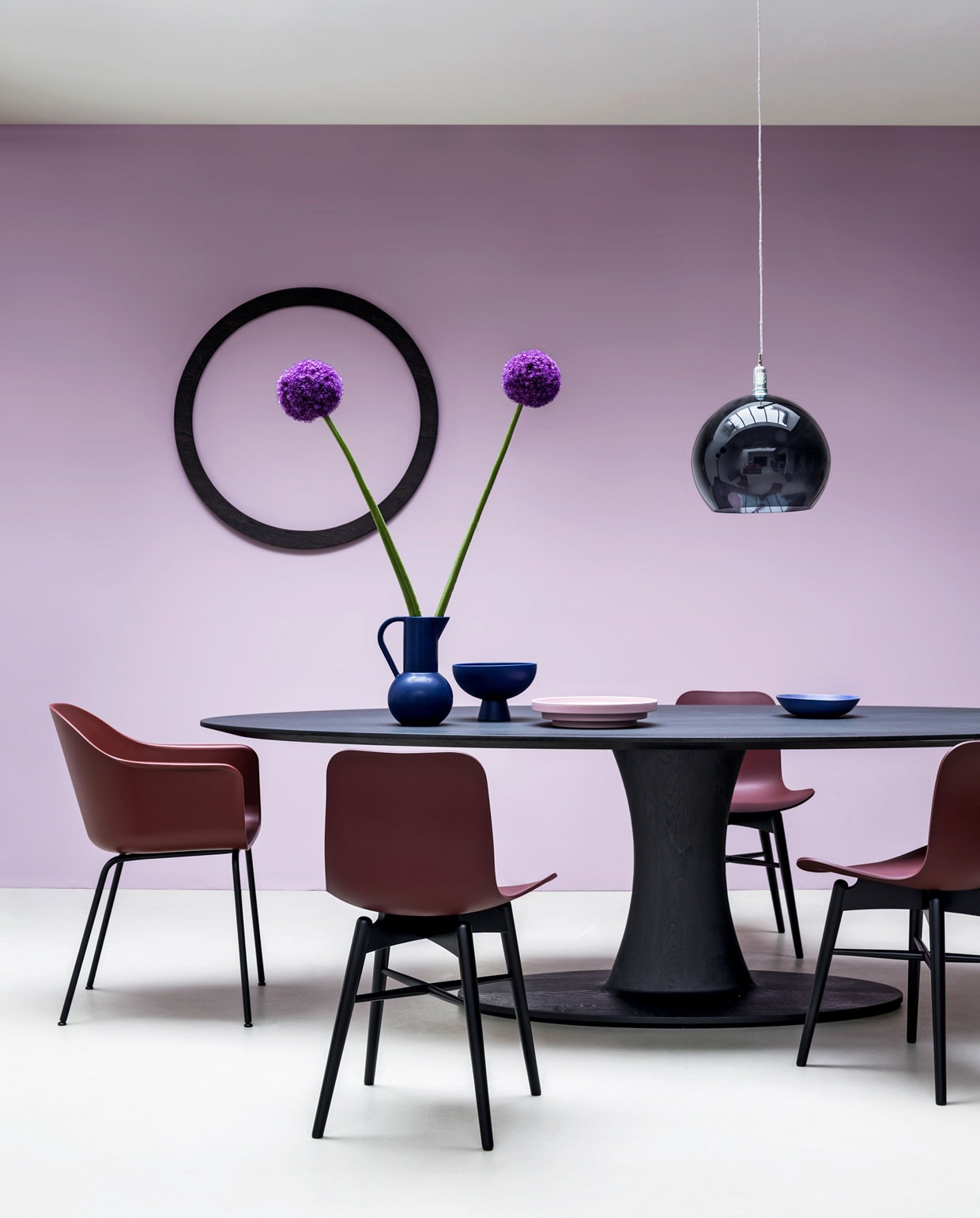 Muurverf Washed Lilac van vtwonen, per liter € 20,99, per 2,5 liter € 35,49.M.m.v. casagitane.com (massief eikenhouten tafel), eijerkamp.nl (stoelen van Norr 11), goeds.nl (stoel Harbour met armleuning, glazen lamp van Ebb &amp; Flow), groenenakker.nl (kan met oor), hkliving.nl (schaal op voet, roze schaal, soepbord). Houten cirkel privébezit. vtwonen 08-2022 | styling Marianne Luning, Fietje Bruijn, Cleo Scheulderman, Kim van rossenberg | fotografie Stan Koolen, Jeroen van der Spek, Dennis Brandsma, Sjoerd Eickmans\n