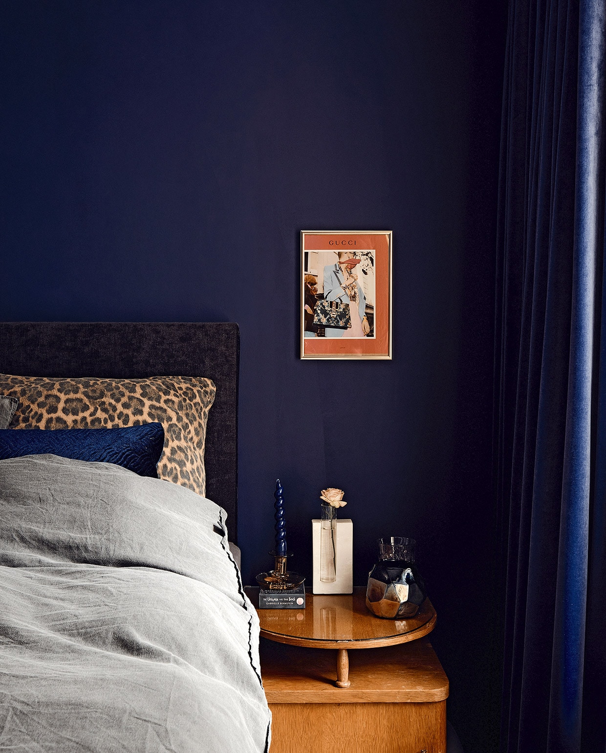 Panterprint kussen Zara. Blauw kussen de Bijenkorf. Dekbedovertrek onbekend. Nachtkastje gekregen van vriendin van oma. Print uit magazine, lijst Desino. Kandelaar en vaasje Loods 5. vtwonen 06-2021 | productie CocoFeatures | fotografie Roos Oosterbroek | tekst Anna van der Heijden