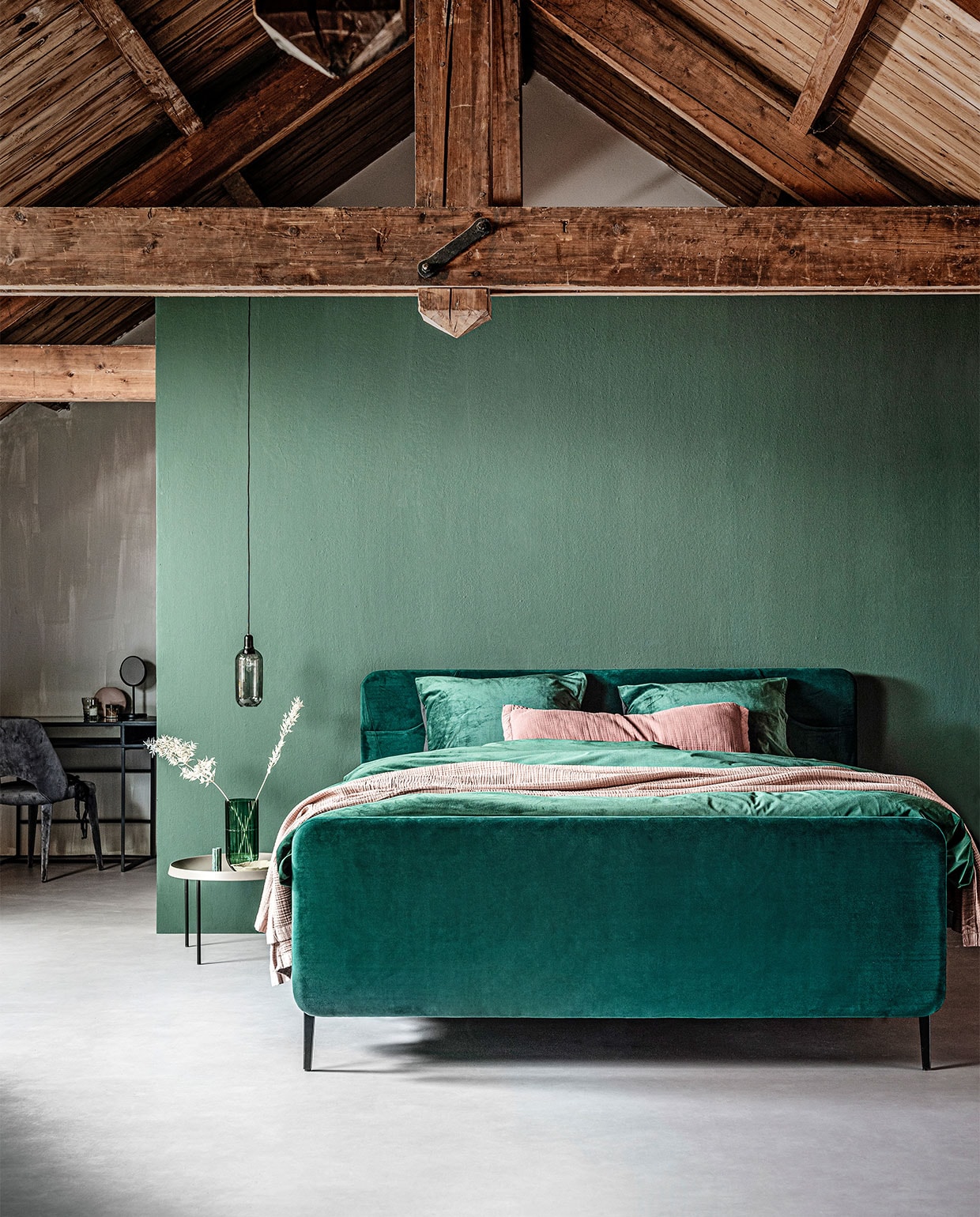 Boxspring Basil inclusief voetbord in stof Glory in kleur Bottle Green, zwart metalen frame en poot Track, 140×200 cm M.m.v. karwei.nl (muurverf Bottle van vtwonen), vtwonen.nl/vtwonen-collectie (dekbedovertrek, roze plaid, roze sierkussen, staande spiegel), loods5.nl/design (bijzettafel, hanglamp, platte roze vaas), loods5.nl (groene schaal blad), klevering.nl (groene marmeren kandelaar, groene glazen vaas), polspotten.nl (bureau, fluwelen stoel). Overig privébezit. vtwonen 13-2019 | styling Danielle Verheul | fotografie Sjoerd Eickmans