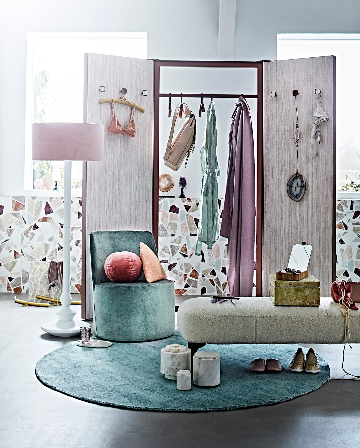 Behang Skil op maat, kleur WDSK1801 per m² € 110,- (wallanddeco.com). Novilon-vloer in de kleur Zand, 140 cm breed per m² € 27,25 (vtwonen.nl). Kamerscherm van ontwerper Edward van Vliet met garderoberek € 4598,-, haken vanaf € 53,-, kleerhangers per stuk € 57,- (gardelux.nl). Stof van Osborne &amp; Little per meter € 182,60 (wva.nl). Hanger met halfedel­stenen van Meker Wonen € 195,- (brechtmurre­- ­atelier.nl). Roze lampenkap € 79,95 op voet van witte lamp € 279,95, rond kleed € 195,- (loods5). Bord € 23,90, waxinelicht- houder € 7,50 (vtwonen.nl). Kleding­hanger € 4,95, sloffen € 35,99 (zarahome.nl). Groene fauteuil € 1950,-, roze kussens per stuk € 190,-, marmeren opbergers prijs op aanvraag, ecru bank € 1653,- (covanderhorstnl). Rugtas € 299,- (pucbag.nl). Schijven agaat op standaard € 55,- en € 150,- (taxidermyamsterdam.nl). Blauwe badjas € 39,99, Set make-up­kwasten € 17,99, beige schoenen (hm.com). Op de bank: opbergdoos € 109,-(maisonnl.com). Bijouteriedoos met spiegel € 47,95 (vtwonen.nl). Beha’s (maisonnl.com). JA | vtwonen special 03-2019 | styling Liza Wassenaar | fotografie Sigurd Kranendonk