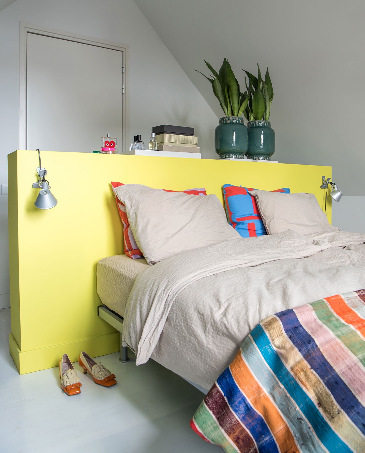 Dekbedovertrekset Crisp Sheets, gekleurde kussens Jantien Baas, plaid Le Petit Nomade, lampen Artemide, opbergdozen Hay, potten Nijhof, schoenen Miu Miu. Verf ombouw RAL 1016. vtwonen 2-2022 | styling Kim de Groot | fotografie Anke Leunissen | tekst Mirjam Rosema-Verhulst