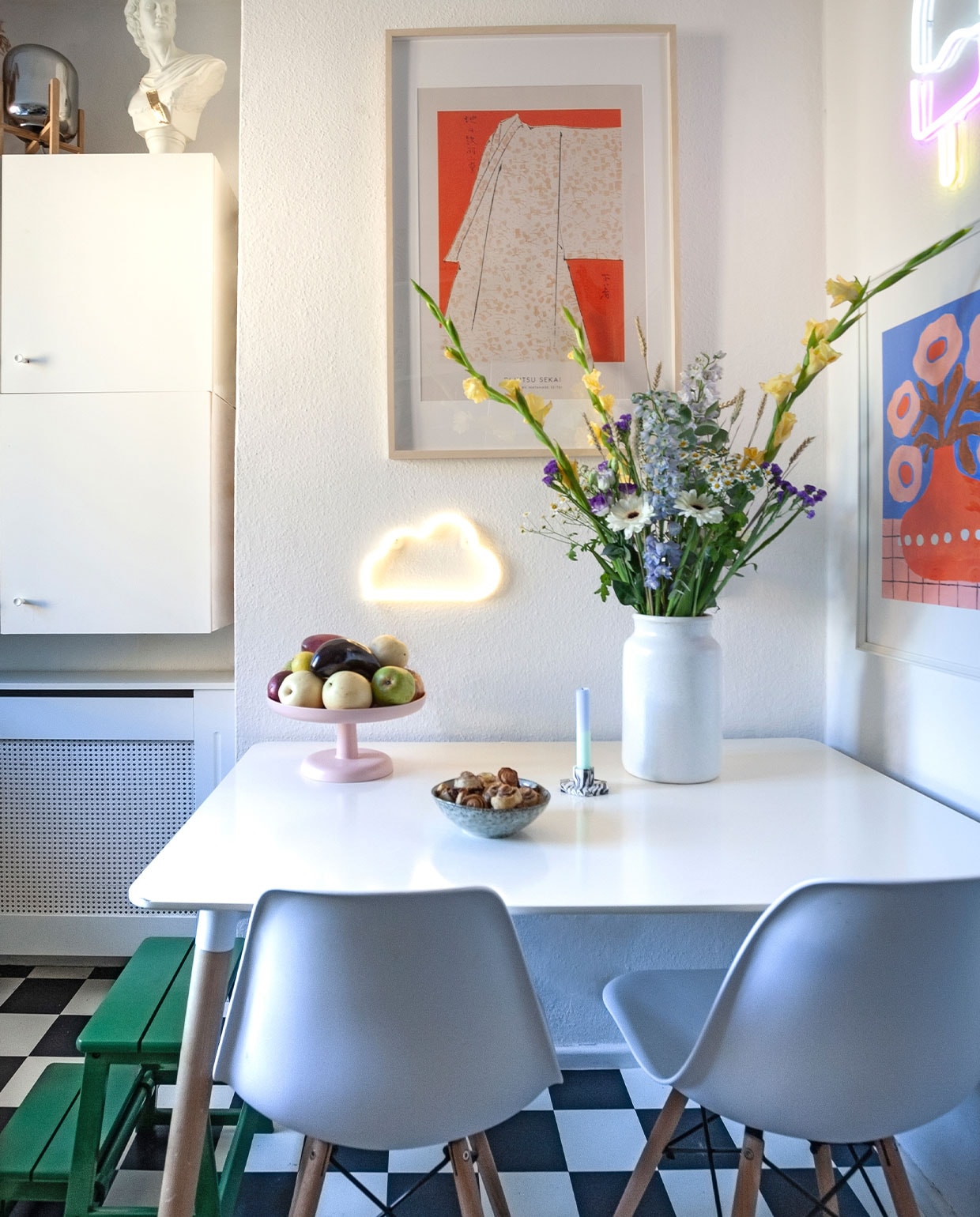 Tafel en stoelen Home24, Wandneons Amazon. Overig onbekend. vtwonen 4-2022 | styling Agi Raw | fotografie en tekst Anne-Catherine Scoffoni | tekstbewerking Monique van der Pauw