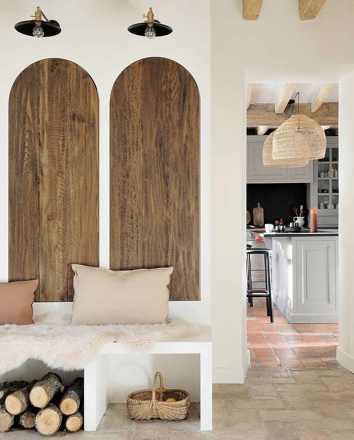 Inbouwkasten en bank op maat gemaakt. Lampen Wo &amp; Wé. Kussens Maison de Vacances. Overig onbekend. vtwonen special binnenkijken 03-2022 | fotografie Frenchie Cristogaton