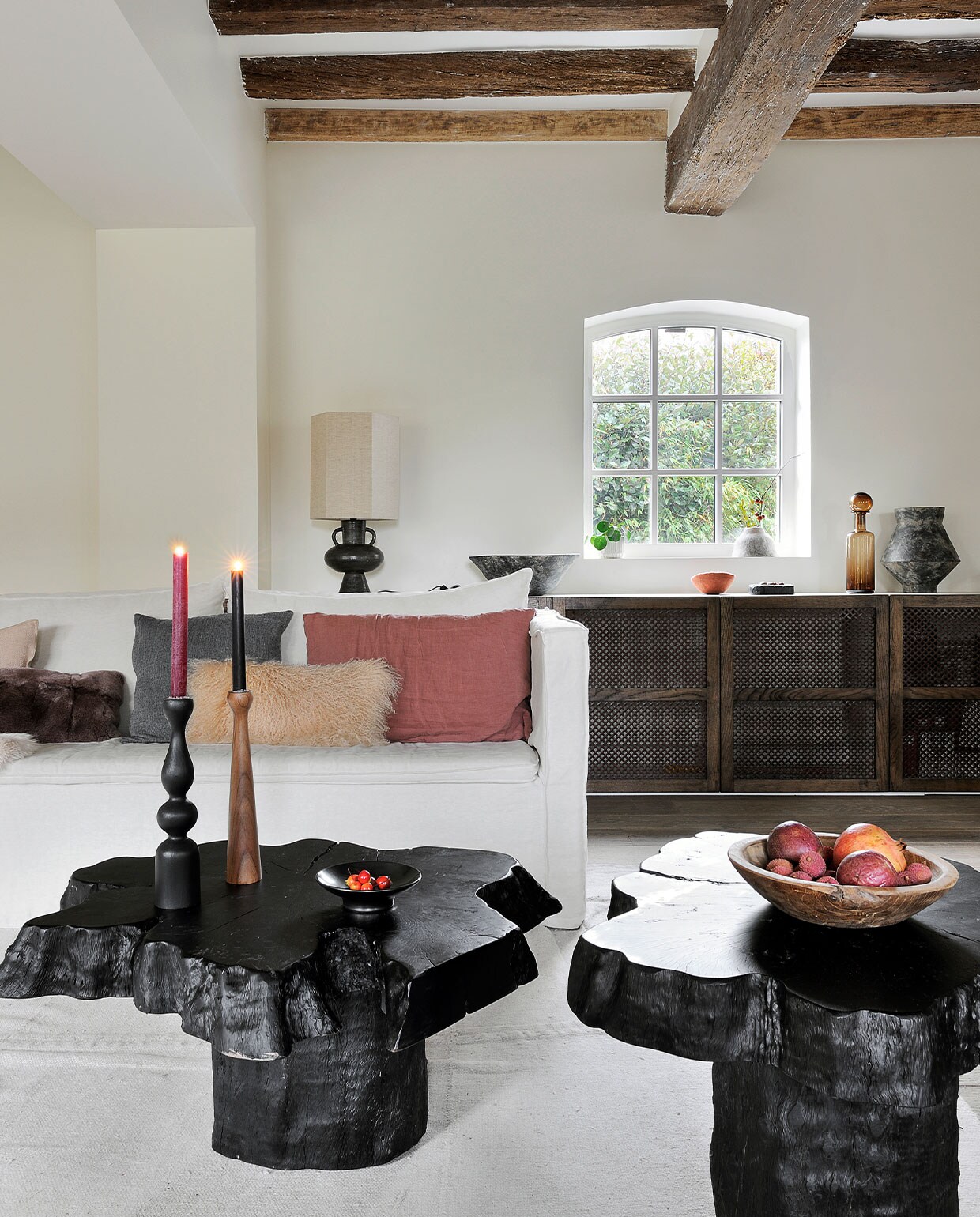 Bank Tine K Home. Bijzetafels Opiki van AM.PM. Kandelaren Kinta Atelier Germain. Houten schaal Rochel Habitat. Karaf van gerookt glas Fleux. Grote vaas Greek Terracotta 101 Copenhagen. Tafellamp en vloerkleed HKliving. Wandkast op maat gemaakt. Overig onbekend. vtwonen special binnenkijken 03-2022 | fotografie Frenchie Cristogaton