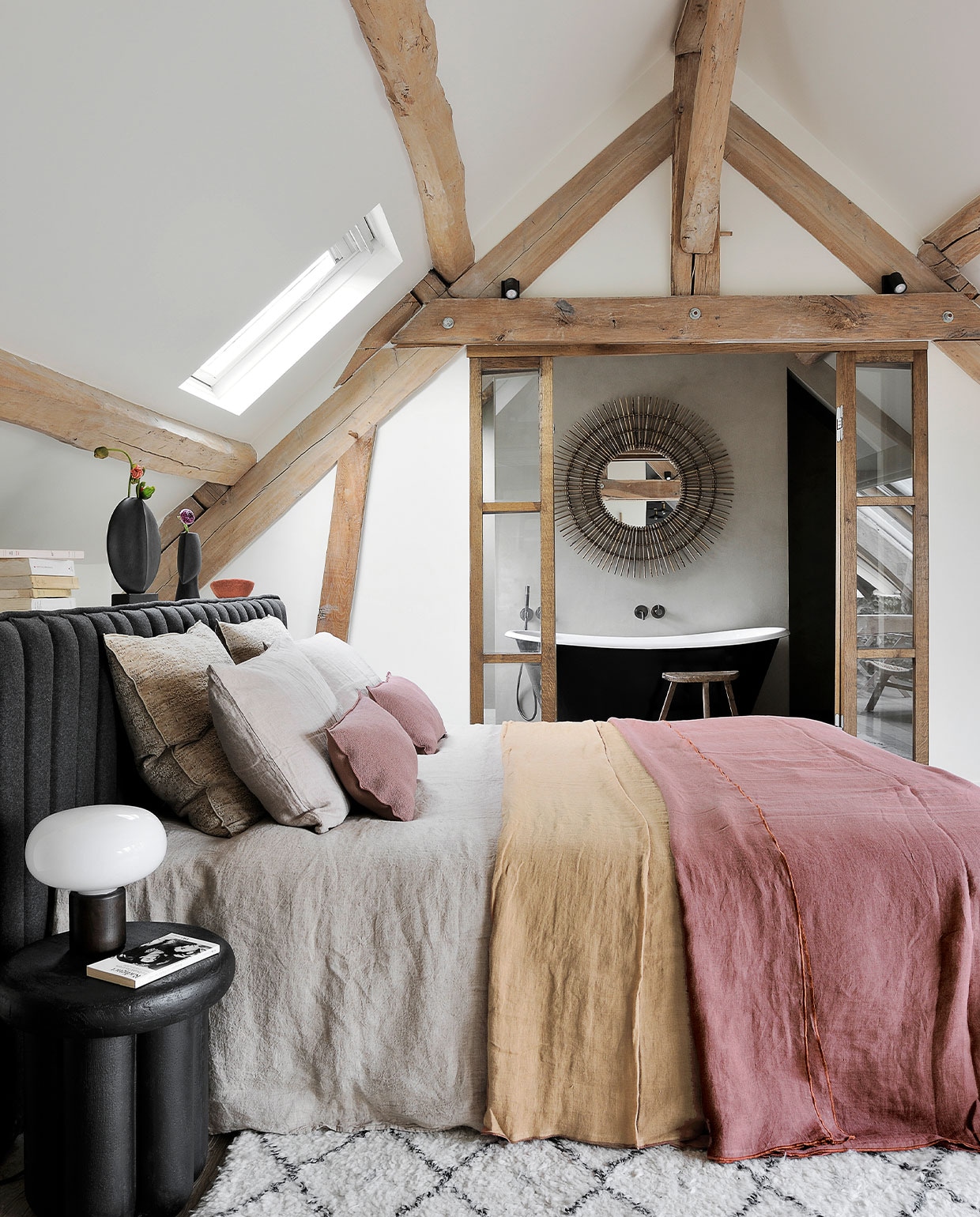 Bedhoofd Boudoir Habitat. Bedlinnen en kussens Maison de Vacances. Bijzettafel Phant House Doctor. Tafellamp Karl-Johan New Works. Vaas 101 Copenhagen. Vilten kom Muskhane. Vloerkleed tweedehands. Oud bad Coventry Le Monde du Bain. Spiegel Soleil Decoclico. vtwonen special binnenkijken 2022-3 | fotografie Frenchie Cristogaton | tekst Monique van der Pauw