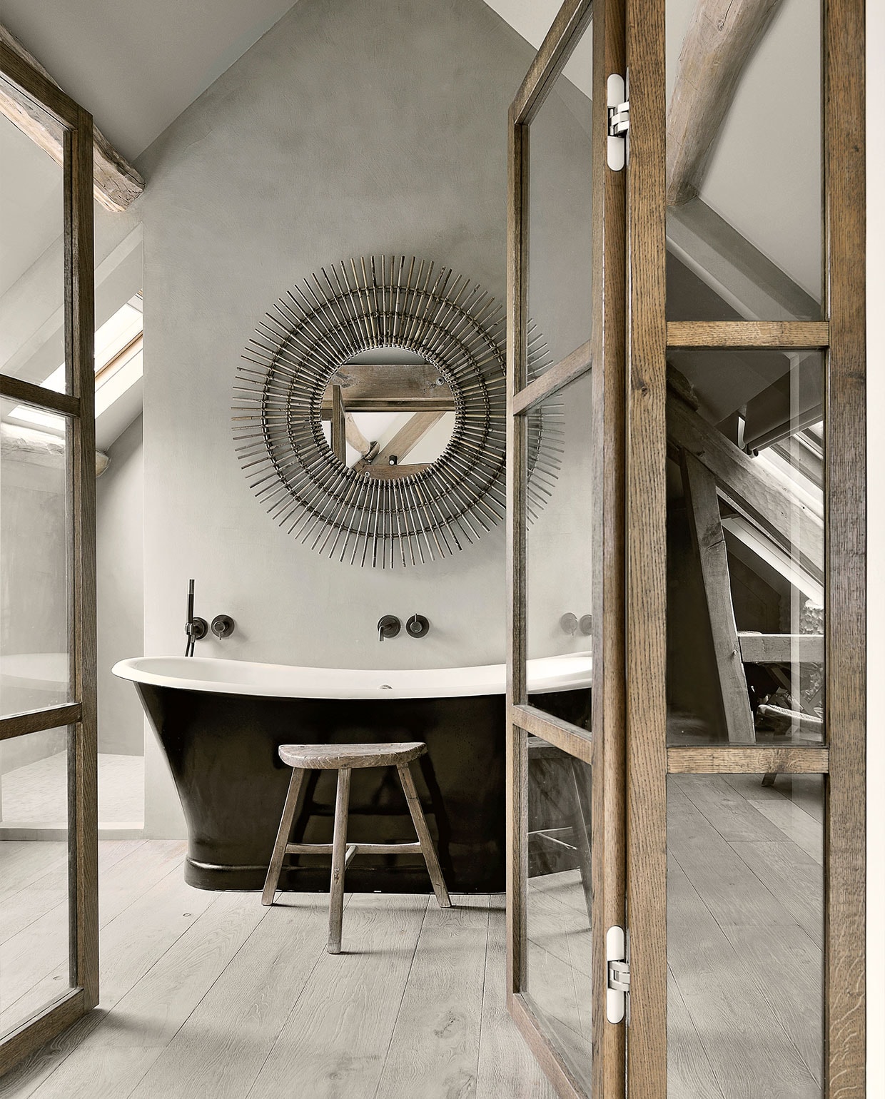 Oud bad Coventry Le Monde du Bain. Kranen Hot Bath. Kruk via Etsy. Spiegel Soleil Decoclico. vtwonen special binnenkijken 03-2022 | fotografie Frenchie Cristogaton