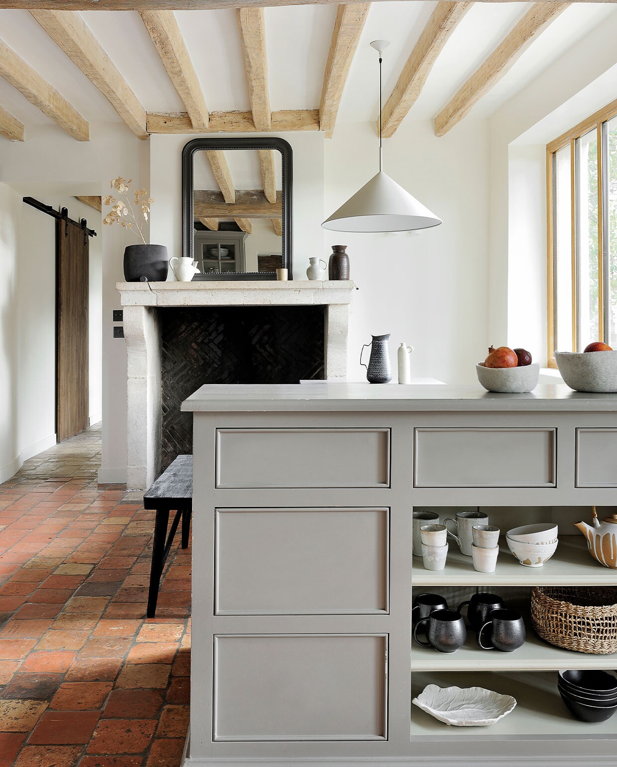 Keuken op maat gemaakt en geverfd in Manor House Gray van Farrow &amp; Ball. Vilten kommen Mushkane. Overig onbekend. vtwonen special binnenkijken 03-2022 | fotografie Frenchie Cristogaton