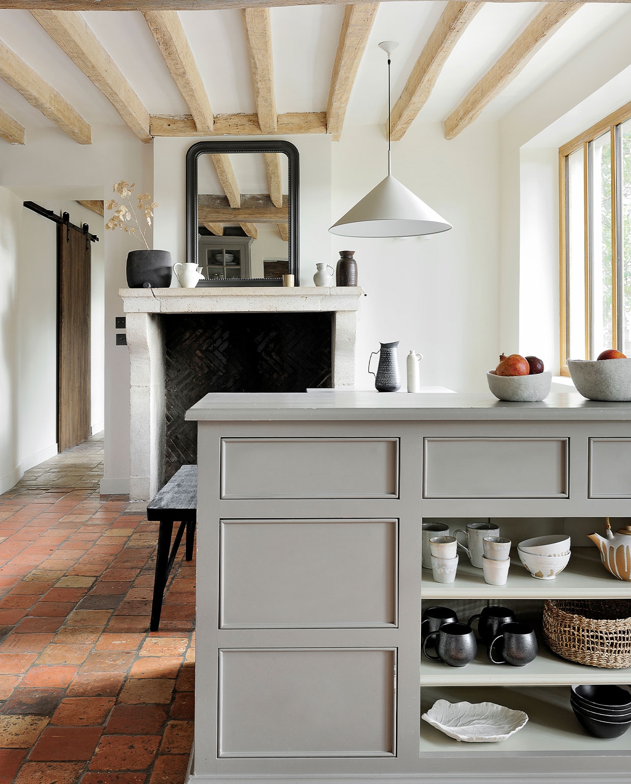 Keuken op maat gemaakt en geverfd in Manor House Gray van Farrow & Ball. Vilten kommen Mushkane. Overig onbekend. vtwonen special binnenkijken 03-2022 | fotografie Frenchie Cristogaton