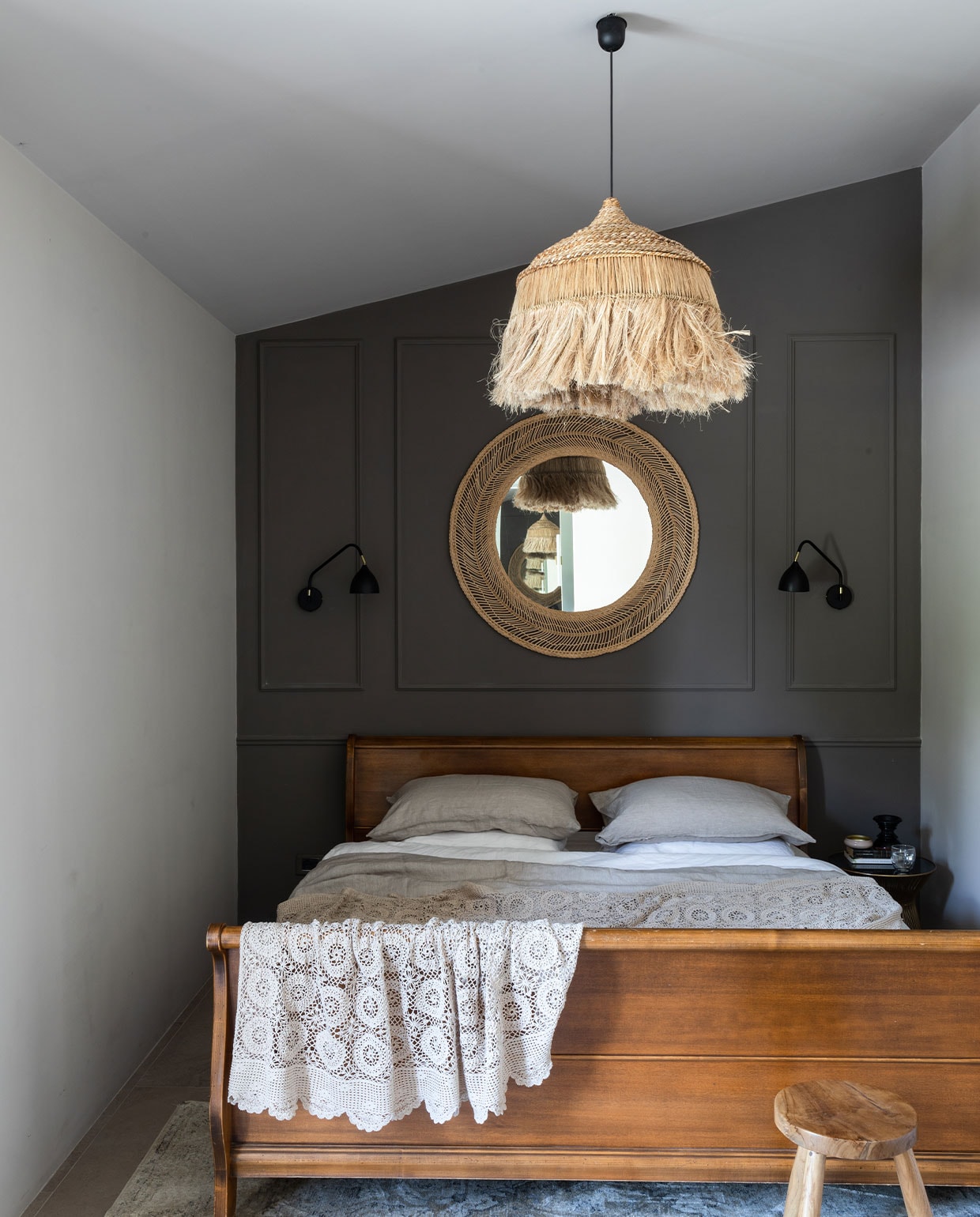 Carmens kamer. Bed van ouders geweest. Handgemaakte sprei van Anna’s moeder. Beddengoed Arte Pura. Spiegel Maisons du Monde. Hanglamp Aloha van Westwing. Wandlampen Valencia van Markslöjd. Overig onbekend. vtwonen 07-2023 | productie Living Inside | fotografie Monica Spezia
