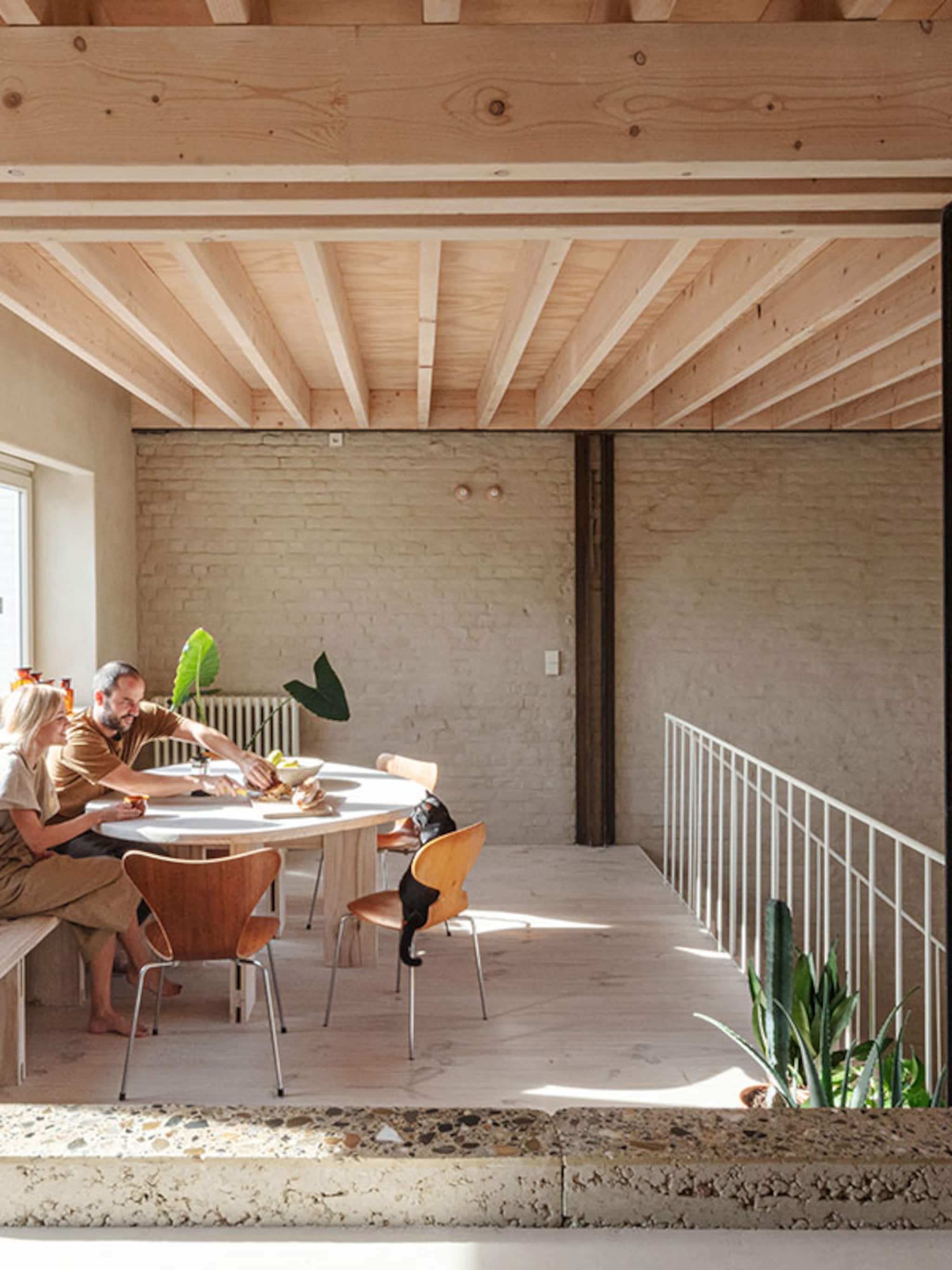 binnenkijken in een ecologisch bovenhuis met minimalistisch interieur