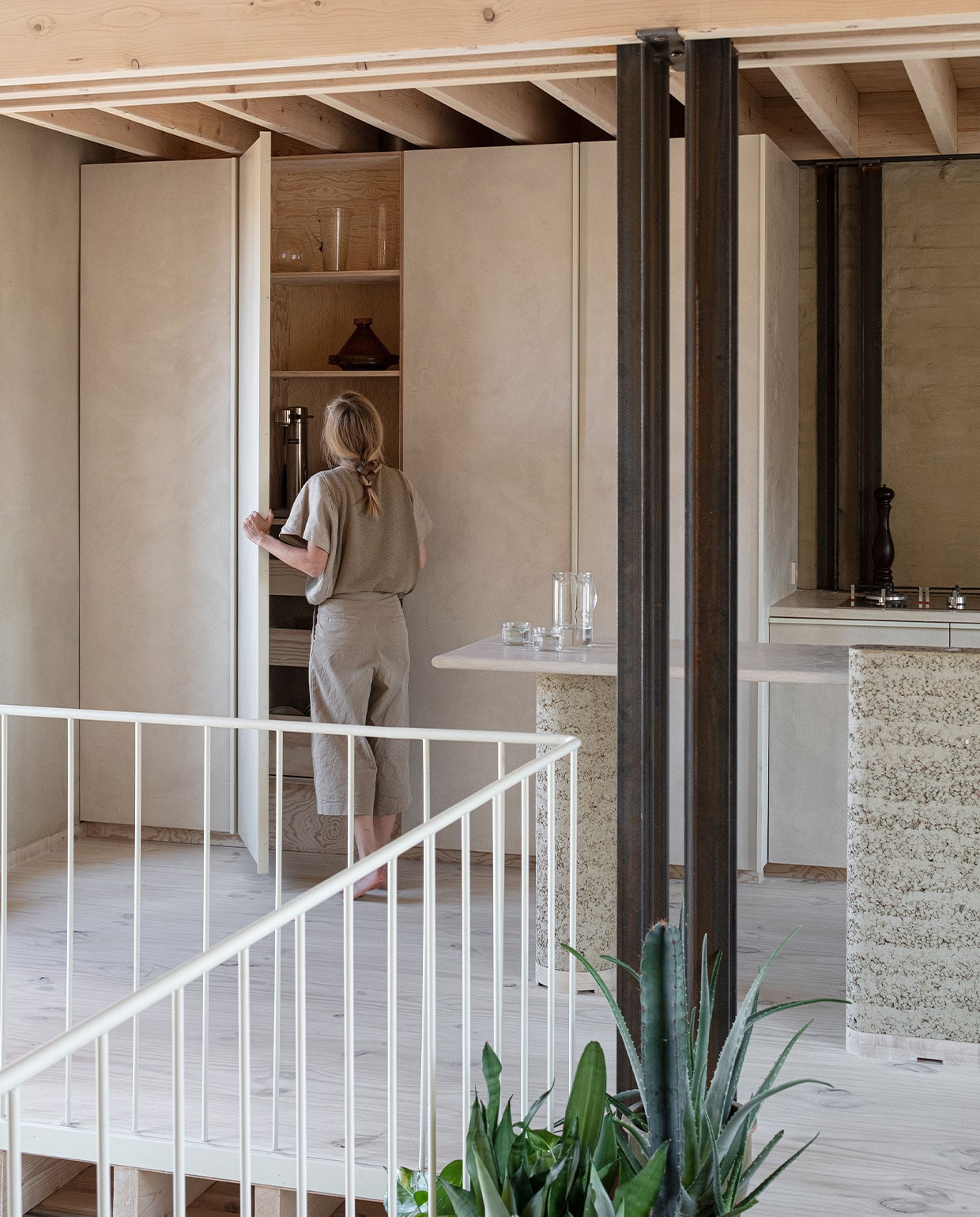 Kookeiland gemaakt met rammed earth, een materiaal van BC Materials, kookplaat Smeg. NEE | vtwonen 7-2022 | fotografie Tim Van de Velde | tekst Iris De Feijter | tekstbewerking Chris Muyres