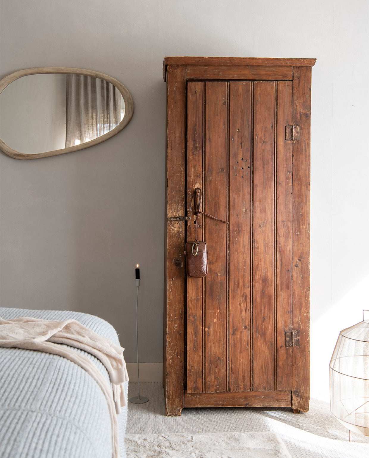 Muurverf Sikkens in RAL7044, mat. Kandelaar K’willeminhuis. Vloerkleed Naduvi. Spiegel Conceptstore Vandaag. Lamp Trapèze in gold-white Anne-Marie Wonen. Telefoontasje Bea Mombaers voor Serax. Trui Alchemist via Antraciet Leiden. vtwonen binnenkijk special 121-2021 | productie Insidehomepage | styling Esther Loonstijn | fotografie Louis Lemaire