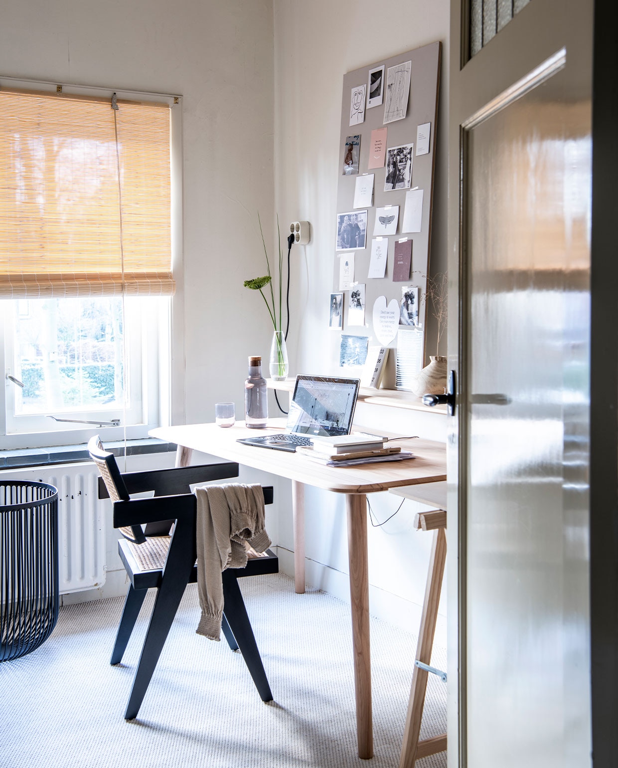Bureau De Machinekamer, stoel Pierre Jeanneret, houten vaas rechts Karwei. Overig onbekend. vtwonen binnenkijk special 121-2021 | productie Insidehomepage | styling Esther Loonstijn | fotografie Louis Lemaire