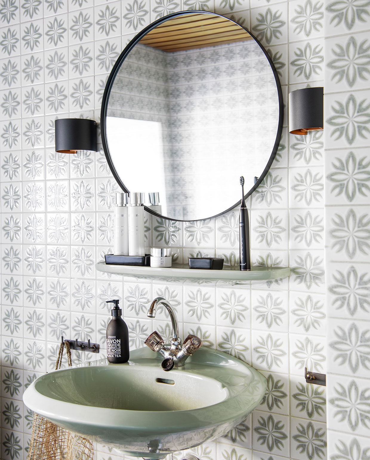 Tegels en sanitair zaten al in de pastorie. Spiegel en wandlampen Ikea. Schoonheidsproducten La Biosthétique via Puur Stijl Soest. Zwarte bakjes Bowl and Dishes via Passie Wonen Soest. vtwonen binnenkijk special 121-2021 | productie Insidehomepage | styling Esther Loonstijn | fotografie Louis Lemaire