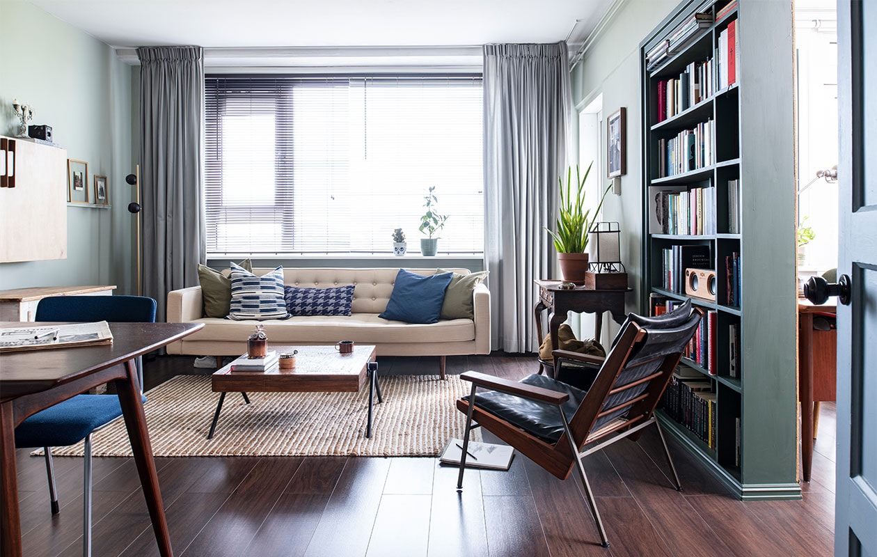 Vloer Ikea, muurverf Mizzle van Farrow &amp; Ball. Eettafel cadeau, eettafel­stoelen Gispen, vloerkleed Zara Home, televisiekast zelfgemaakt met grepen van Woodchuck, kast en kandelaar vintage, karaf erfstuk, kom souvenir, ingelijste mezzotint van Sjoerd Tegelaers. Bank Loods 5, effen kussens H&amp;M Home, kussens met prints Sissy-Boy Homeland. Vloerlamp Leen Bakker, bijzettafel cadeau, vazen en pot op bijzettafel erfstukken, koffietafelboeken Thank you so much. It was awful van Guy Vording, New York van Hannibal Books, Most People Are Idiots van Guy Vording. Fauteuil Rob Parry via Marktplaats, gordijnen Hema, dressoir en houten doos erfstukken, lamp op dressoir Zara Home. Boekenkast zelfgemaakt, speaker in boekenkast House of Marley. Overig onbekend. NEE | vtwonen 6-2022 productie Insidehomepage | styling Kim Timmerman | fotografie Louis Lemaire  | tekst Anne-Flore Muller