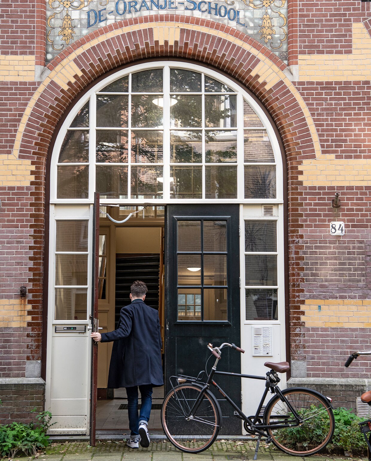 Het pand waarin het atelier van Guy gevestigd is en Guy in zijn appartement. NEE | vtwonen 6-2022 productie Insidehomepage | styling Kim Timmerman | fotografie Louis Lemaire  | tekst Anne-Flore Muller