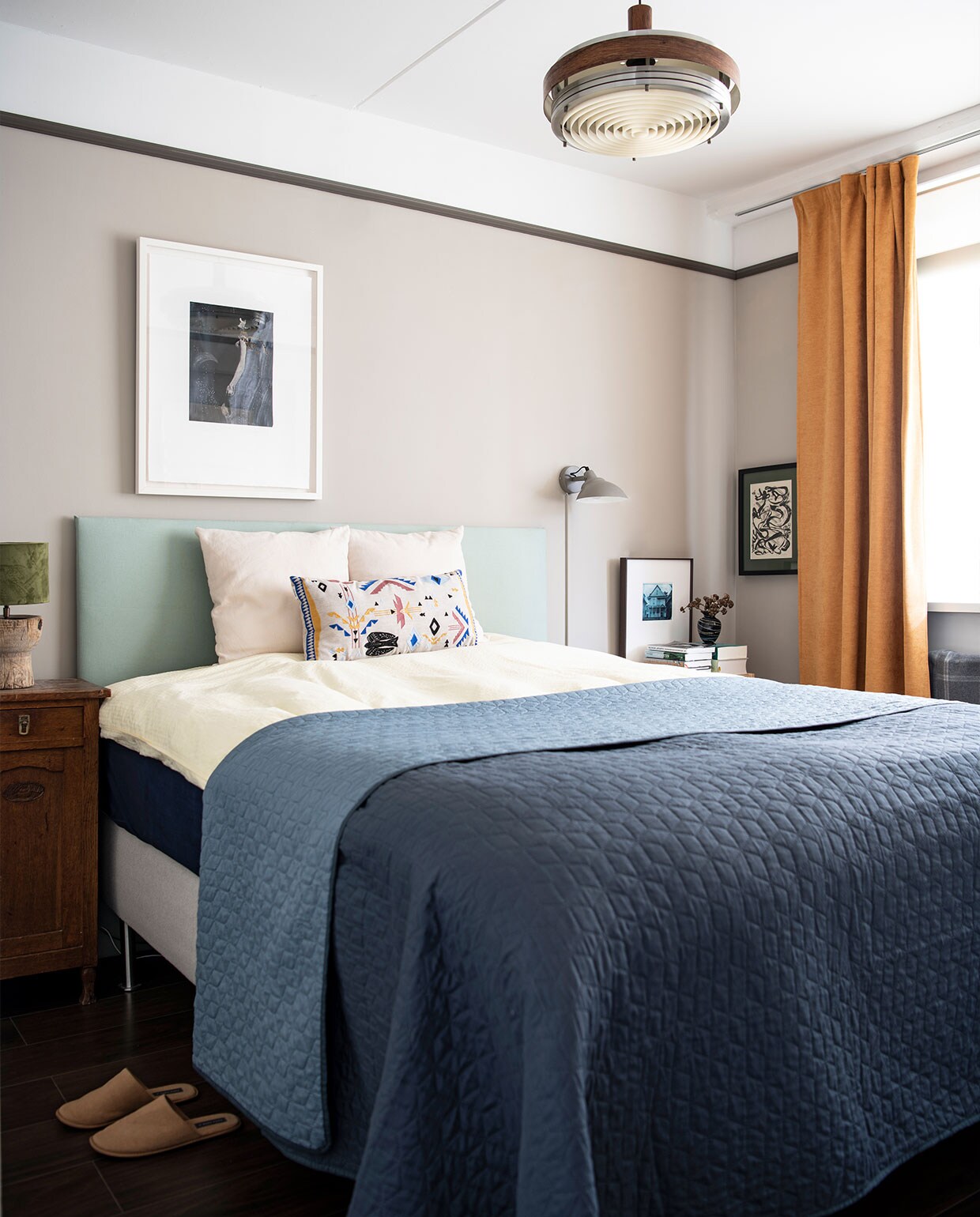 Muurverf Rolling Fog 143 en rand muurverf Attic II van Little Greene. Bed Ikea, hoofdbord van bed zelfgemaakt, dekbedovertrek Crisp Sheets, sprei Jysk, kussen Sissy-Boy Homeland. Nachtkast erfstuk, groene bedlamp Loods 5, grijze lamp Made. Kunst boven het bed van Dieuwke Spaans, zwart-witte kunst rechts van het bed van Piet van Stuivenberg, kunst op nachtkast rechts Sometimes people disappear van Guy Vording. Overig onbekend. NEE | vtwonen 6-2022 productie Insidehomepage | styling Kim Timmerman | fotografie Louis Lemaire  | tekst Anne-Flore Muller