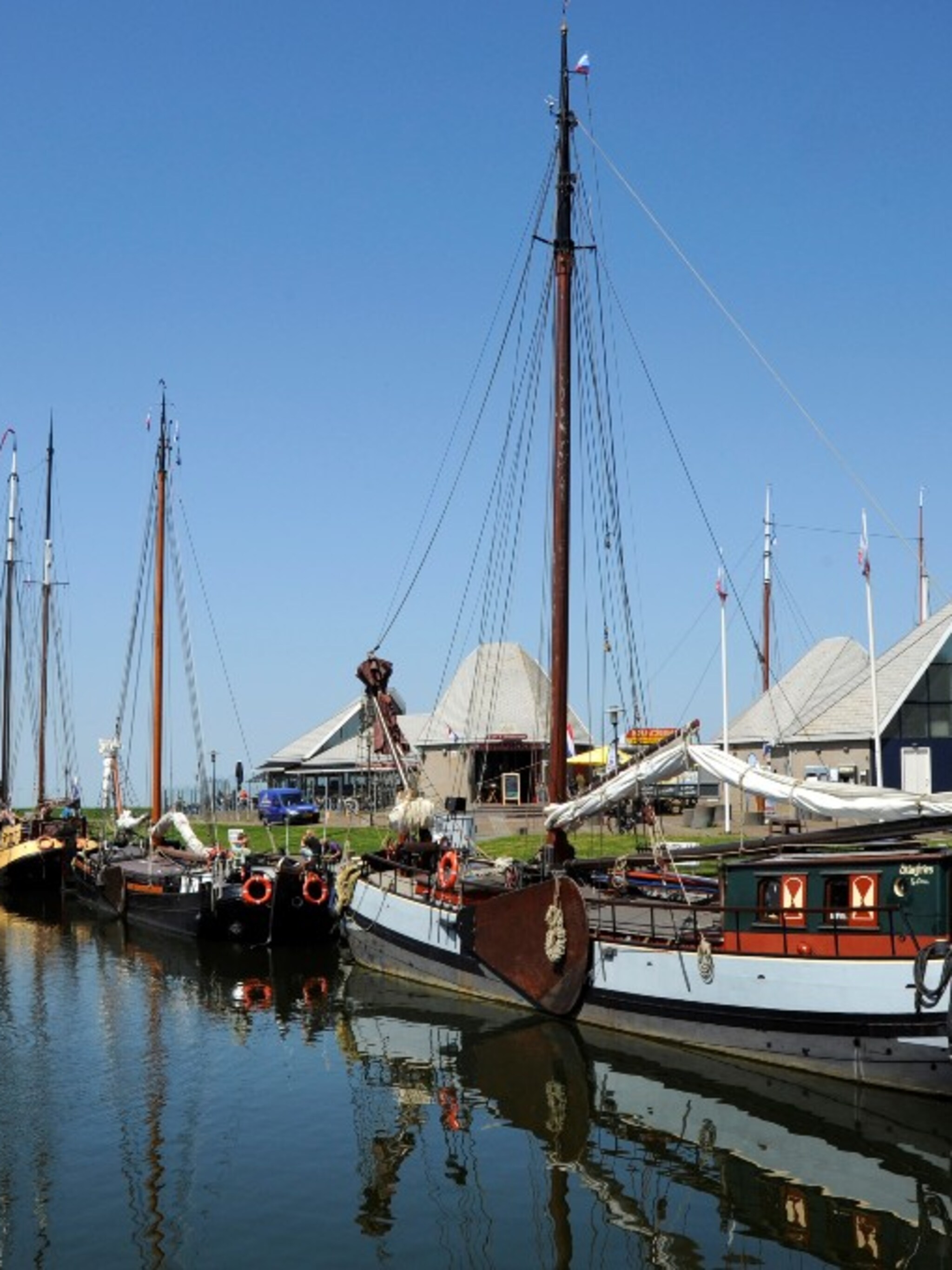 fijn friesland een reisgids voor de friese meren