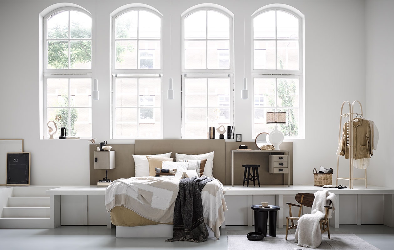 Bureau kringloop € 20,- (kringloopwinkelleiderdorp.nl). Ingelijste print op grond groot € 399,- en klein € 299,-, beige-wit plaid € 659,- kaars op vensterbank, set van 3 € 45,- (sukha.nl). Beige ornament op vensterbank € 86,- (vtwonen.nl). Zwarte vaas met handvat € 89,- en gestreepte vaas op vensterbank € 89,-, vloerkleed € 1695,- (couleurlocale.eu). Marmeren schaal op vensterbank € 45,99, beige kussen set van 2 € 45,99, wit kussen € 45,99, dekbedovertrek 200×220 cm € 79,99, zwarte kandelaar naast bed € 15,99, ronde spiegel € 69,99, katoenen toilettas € 19,99, instappers € 25,99, zwarte slippers € 19,99, linnen bloes € 45,99 en witte bloes € 45,99 (zarahome.com). Witte lampenvoet € 2154,-, zwarte kruk met twee poten en zwarte schaal prijs op aanvraag (covanderhorst.nl). Siervorm rechts op vensterbank € 24,99, zwarte kruk € 59,99, webbing lampenkap € 39,99 en mand € 39,99 (hm.com). Minivaas € 15,- en zwarte kan op nachtkastje € 55,- (fermliving.com). Papieren ornament in zwamvorm op nachtkastje prijs op aanvraag (elsavisser.com). Gestreept kussen € 110,-, grijs plaid € 255,-, beige mokje € 9,90, kledingrek € 569,- met slinger eraan € 32,90 (letoile.store). Kussen met motief op bed gemaakt van stof Escale Élitis per meter € 225,- (loggerewilpower.com). Houten fauteuil € 2804,- (homestede.nl). Wit plaid € 199,- (bymolle.com). Beeld: vtwonen 09 | styling Liza Wassenaar | fotografie Alexander van Berge | assistentie Kula Isabelle van den Broek