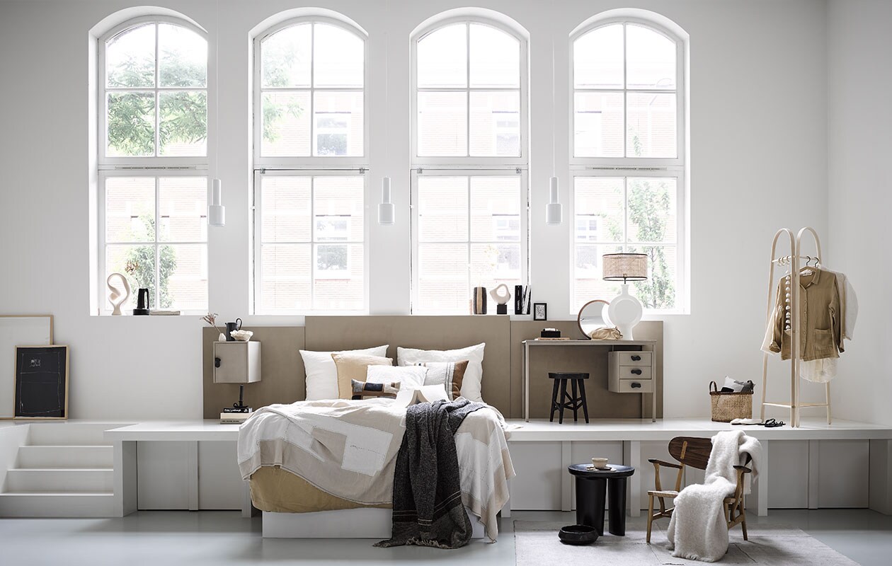 Bureau kringloop € 20,- (kringloopwinkelleiderdorp.nl). Ingelijste print op grond groot € 399,- en klein € 299,-, beige-wit plaid € 659,- kaars op vensterbank, set van 3 € 45,- (sukha.nl). Beige ornament op vensterbank € 86,- (vtwonen.nl). Zwarte vaas met handvat € 89,- en gestreepte vaas op vensterbank € 89,-, vloerkleed € 1695,- (couleurlocale.eu). Marmeren schaal op vensterbank € 45,99, beige kussen set van 2 € 45,99, wit kussen € 45,99, dekbedovertrek 200×220 cm € 79,99, zwarte kandelaar naast bed € 15,99, ronde spiegel € 69,99, katoenen toilettas € 19,99, instappers € 25,99, zwarte slippers € 19,99, linnen bloes € 45,99 en witte bloes € 45,99 (zarahome.com). Witte lampenvoet € 2154,-, zwarte kruk met twee poten en zwarte schaal prijs op aanvraag (covanderhorst.nl). Siervorm rechts op vensterbank € 24,99, zwarte kruk € 59,99, webbing lampenkap € 39,99 en mand € 39,99 (hm.com). Minivaas € 15,- en zwarte kan op nachtkastje € 55,- (fermliving.com). Papieren ornament in zwamvorm op nachtkastje prijs op aanvraag (elsavisser.com). Gestreept kussen € 110,-, grijs plaid € 255,-, beige mokje € 9,90, kledingrek € 569,- met slinger eraan € 32,90 (letoile.store). Kussen met motief op bed gemaakt van stof Escale Élitis per meter € 225,- (loggerewilpower.com). Houten fauteuil € 2804,- (homestede.nl). Wit plaid € 199,- (bymolle.com). Beeld: vtwonen 09 | styling Liza Wassenaar | fotografie Alexander van Berge | assistentie Kula Isabelle van den Broek
