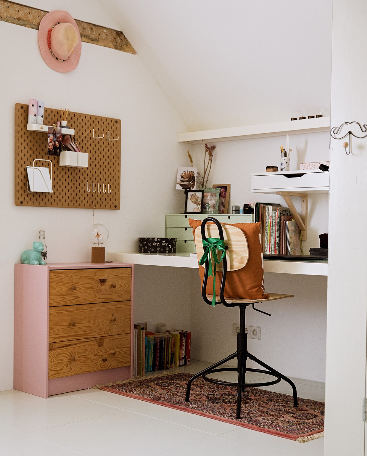 Prikbord, stoel en kast Ikea. Hoed Sissy-Boy. Kussen Ferm Living. Bureau zelfgemaakt. Kleed souvenir uit Zweden. JA | vtwonen 03-2021 | styling Ilona Jongepier | fotografie Dana van Leeuwen
