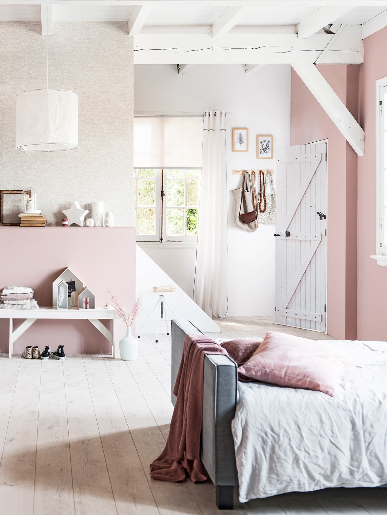 Bankje Loet van massief grenen in wit, 46x120x30 cm (hxbxd) € 69,-, bed Benthe met lattenbodem, exclusief matrassen, 160×200 cm (bxl) € 549,-, kussen Geometrie 50×50 cm € 6,95, kussen Stippelruit 50×50 cm € 6,95 (Karwei). JA | vtwonen 10-2015 | styling Kim van Rossenberg | fotografie Sjoerd Eickmans