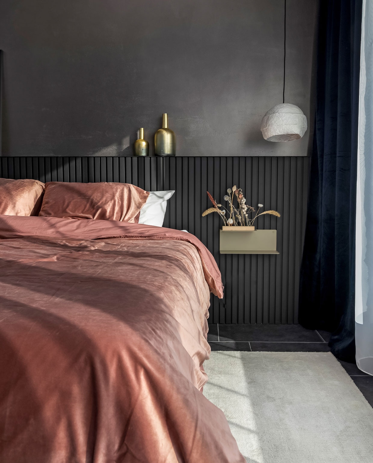 Metallic verf kleur Buckle Up Flexa. Lambrisering Maestro. Gouden vazen Floralux. Gordijnen en beddengoed Westwing. Wandplank Fink. Vloerkleed Benuta. Overig onbekend. NEE | vtwonen 5-2022 | styling Niki Vanhoof fotografie Henny van Belkom | Tekst Christine van der Hoff