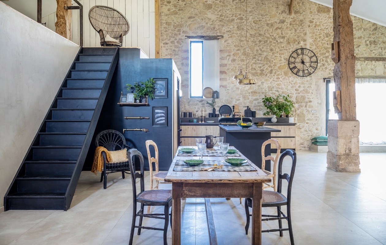 Bank Koozo, geel kussen en gordijnen Ikea, rond kussen en kandelaar in vensterbank Loods 5, lichtroze kussen Sissy-Boy, roze kussen rechts Dutch Decor, zandkleurig kussen Atelier Pomme, lichtgroen kussen, grote houten tafel, draadstaalmand en discobal Kwantum, kleine houten tafel Marktplaats, witte tafel Zuiver, schapenvacht Zalando Lounge, kleed overgenomen van vorige bewoners, vlinderkast Het Kabinet, muur ral 9016, stoel Zuiver, kussen in stoel Goround interior, grote stolp Mica Decorations, vaas Hella Duijs, kleine stolp Hema, pop in stolp links Lammers&Lammers, pop rechts atelier W, lamp Tjalle en Jasper, klembord Hema, poster Jurianne Matter, witte schaal Jet at Home, vaas Huizedop via Kruidvat, biertafel herkomst onbekend, kandelaar Storefactory, plant in glazen fles cadeau gekregen. vtwonen 05-2021 | productie AC Scoffoni | fotografie Cécile Perrinet-Lhermitte | styling Marie-Maud Levron