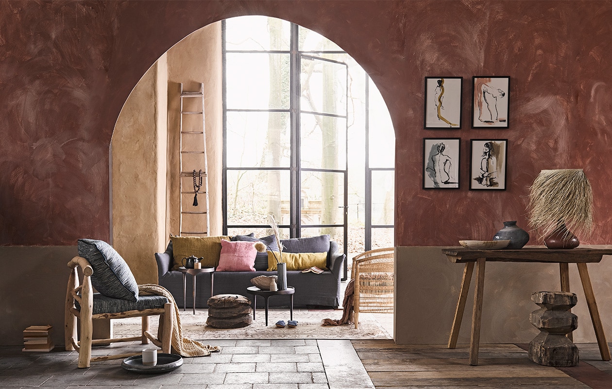 Verfkleur roze Bracken per liter € 35,- verfkleur beige Drift per liter € 35,- (bauwerk.com.au). Kunstwerk in diverse kleuren aan de wand, print limited edition vanaf € 50,- en origineel € 75,- (nicolewegman.nl). Vloerkleed € 590,- (rozenkelim.nl). Linnen bank 220x90x77 cm (lxdxh) € 3990,- (dezinkenviool.nl). Stoel links voor € 695,-, geel kussen € 235,-, roze kussen € 49,-, geel kussen rechts € 215,- (couleurlocale.eu). Ketting aan ladder € 24,95, hoge bijzettafel prijs op aanvraag, lage bijzettafel prijs op aanvraag, rode lampenvoet € 124,50 (loods5.nl). Stoel van gevlochten hout € 350,- (archive-store.nl). Plaid bruin € 39,99 (hm.com). Blauwe vaas op tafel € 143,- (covanderhorst.nl). Lampenkap € 175,- (maisonnl.com). Blauwe hoge vaas € 61,75 (serax.com). Wit vaasje op tafel 29,-, witte kan € 65,-, bruine mok € 26,- (annemiekebootsceramics.nl). Gedroogde bloemen prijs op aanvraag (tuinvanjudith.wordpress.com). Theepot donkerpaars € 37,95, langwerpige vaas op lage tafel € 49,95, grote blauwe schaal € 57,- (thingsilikethingsilove.com). Blauwe sloffen € 9,95 (householdhardware.nl). Kussen blauw leer € 550,- (edha-interieur.nl). Notitieboeken van About Blanks € 22,50 (maisonnl.com). Houten tafel € 295,- (vandijkenko.nl). Beige schaal op tafel € 35,99 (zarahome.com). Ladder en houten blokken privébezit. JA | vtwonen 06-2019 | styling Liza Wassenaar | fotografie Alexander van Berge
