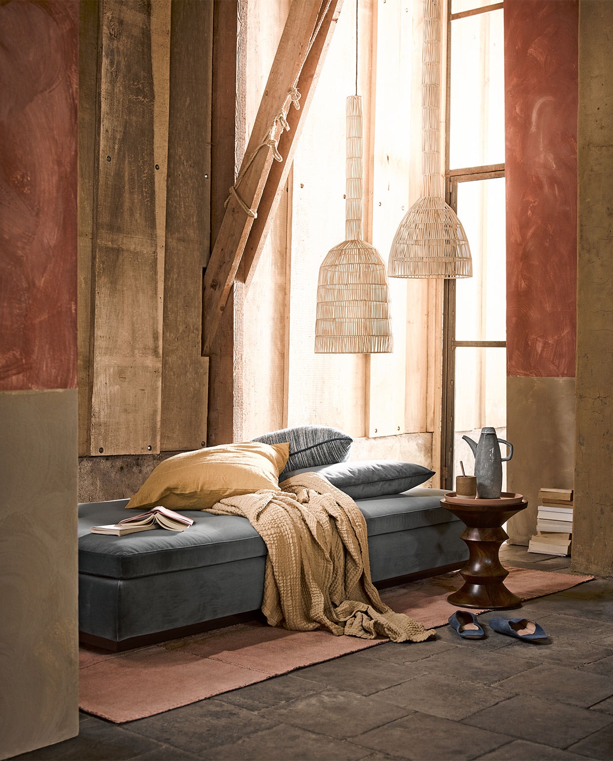 Verfkleur roze Bracken per liter € 35,- verfkleur beige Drift per liter € 35,- (bauwerk.com.au). Daybed € 3785,- (covanderhorst.nl). Hanglamp vanaf € 399,-, roze vloerkleed, 250×175 cm € 1195,-, kussen blauw met streep hoort bij een stoel € 650,- (couleurlocale.eu). Kruk Model C van Charles en Ray Eames voor Vitra, massief notenhout € 1310,- (mobilia.nl). Plaid geel 148,-, kussenhoes geel, 60×60 cm € 60,- (tinekhome.com). Notitieboeken van About Blanks € 22,50 (maisonnl.com). Sloffen prijs op aanvraag (householdhardware.nl). Houten lepel € 7,99 (hm.com). Theepot blauw € 54,50 (loods5.nl). Kop bruin met beige € 27,- (annemiekebootsceramics.nl). Blauw kussen € 39,- (fonq.nl). Oranje bord van HK Living € 26,95 (livingandcompany.com). vtwonen 06-2019 | styling Liza Wassenaar | fotografie Alexander van Berge