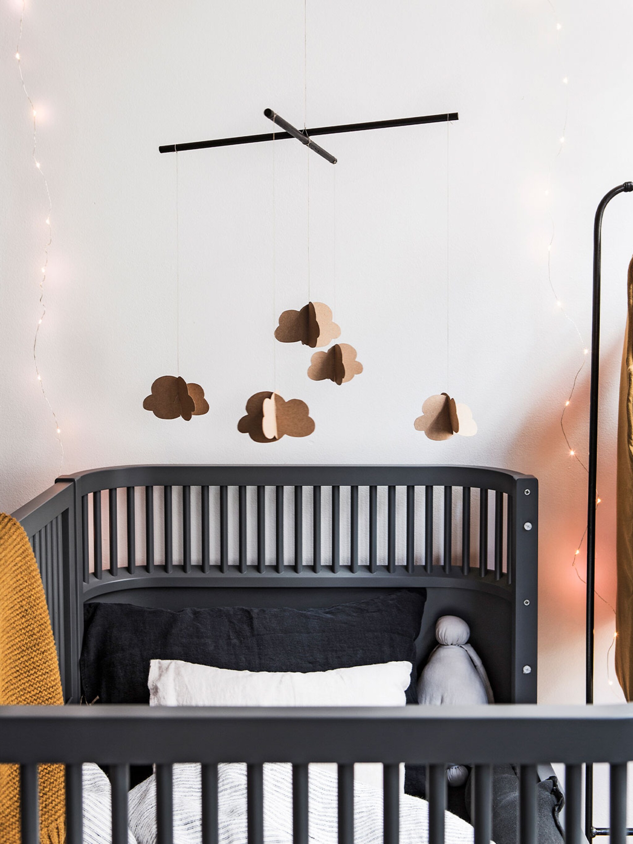 zwart in de kinderkamer zo style je het zacht en licht