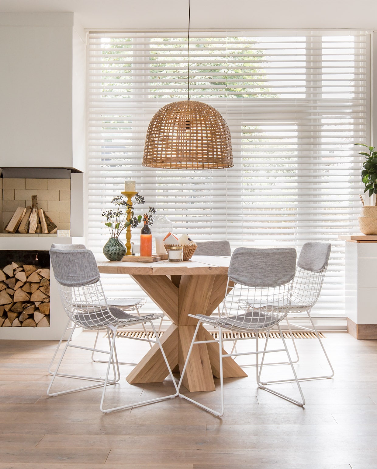 Horizontale jaloezie Concrete hout, 50 mm brede lamellen, 60/80/100/120/140×180 cm (bxh) Overig privébezit. JA | vtwonen 02-2017 | styling Wendy Verhaegh |  fotografie Barbara Kieboom