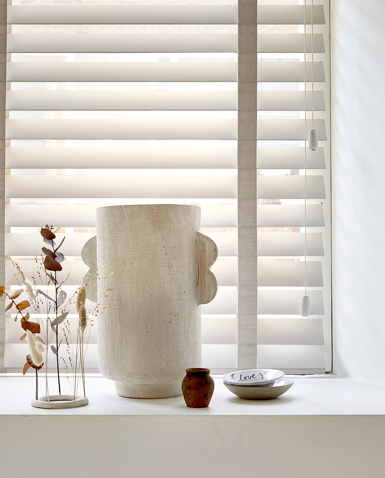 Horizontale jaloezieën op maat in kleur Zand (18050), met ladderband nr. 15 vanaf € 168,48. JA | vtwonen 09-2021 | productie Tanja Saarberg | styling kim van Rossenberg | fotografie Peggy Janssen