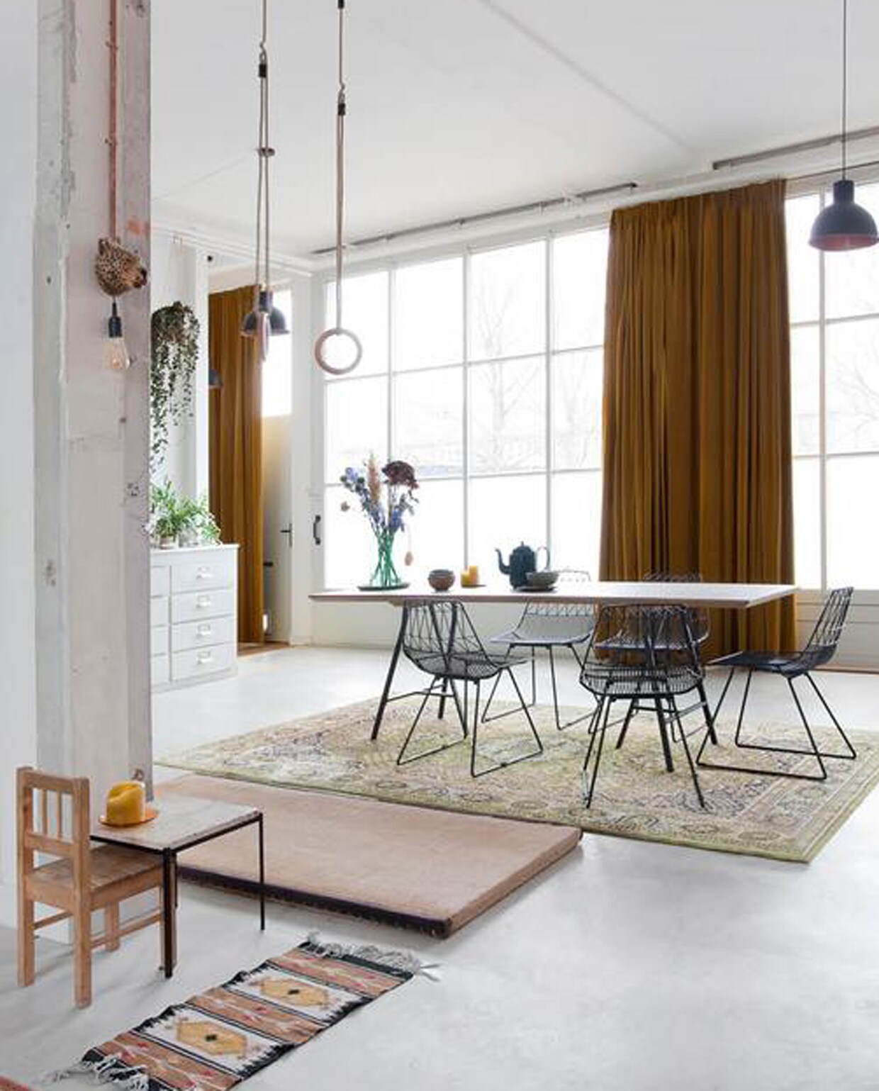 Werkplek van Michiel onder de trap. Oud Gispen-bureau van Karens opa. Leeslamp Artemide. Stoel Vitra. Krantenbak, spiegel en kast vintage. Aan de wand van glazen blokken v.l.n.r.: kunstwerk van Truyen (familiestuk Michiel), tekening van Karen, kunstwerk gekocht in Istanbul.