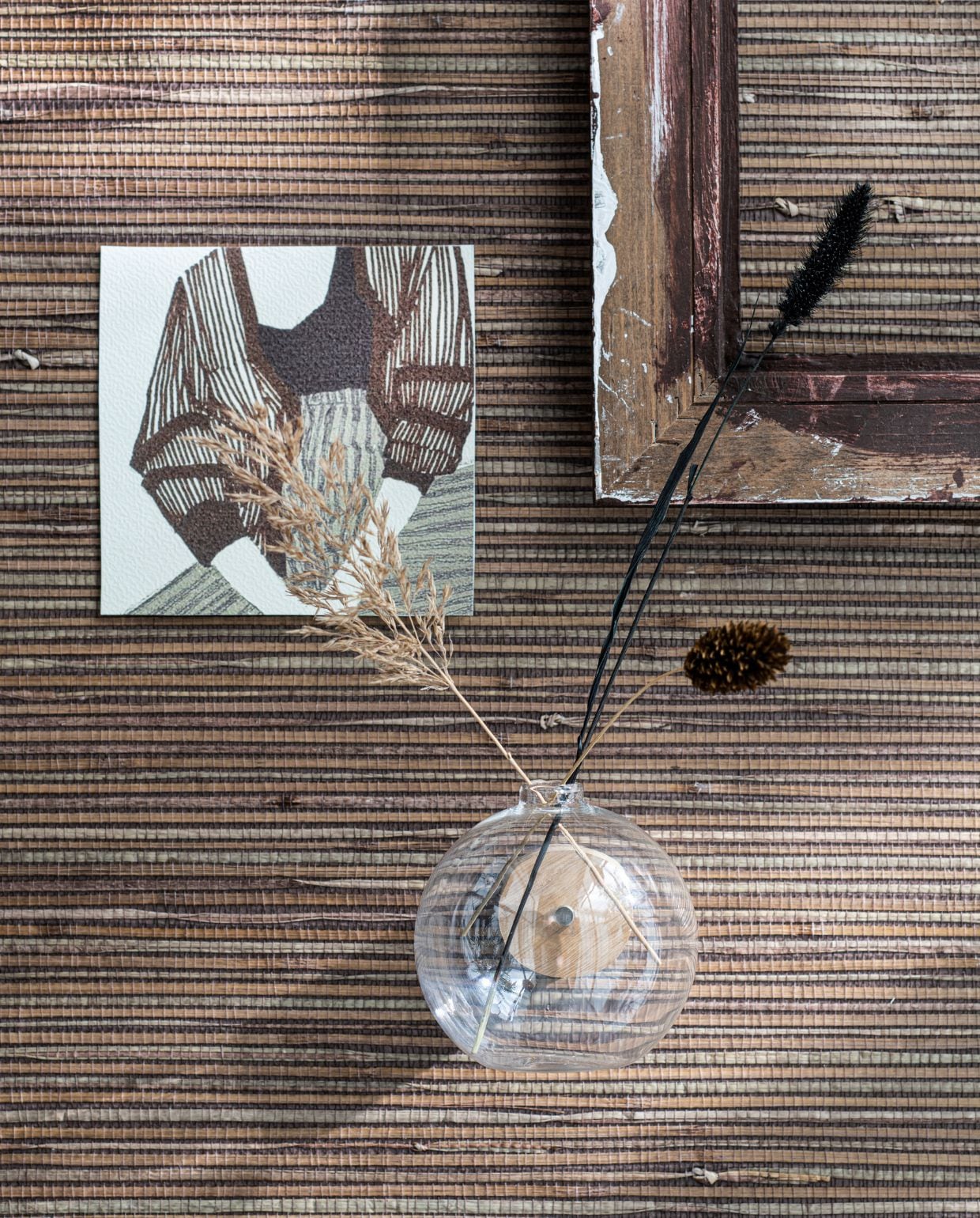 Behang Natural Wallcoverings 389512 gemaakt van grasweefsel, per rol € 145,- (eijffinger.com). Lichtbeige linnenmix gordijn, set van 2 € 59,95 (hm.com). vtwonen 09-2022 | styling Myla Griese | fotografie Louis Lemaire | illustratie @k.a.r.o.l.inka