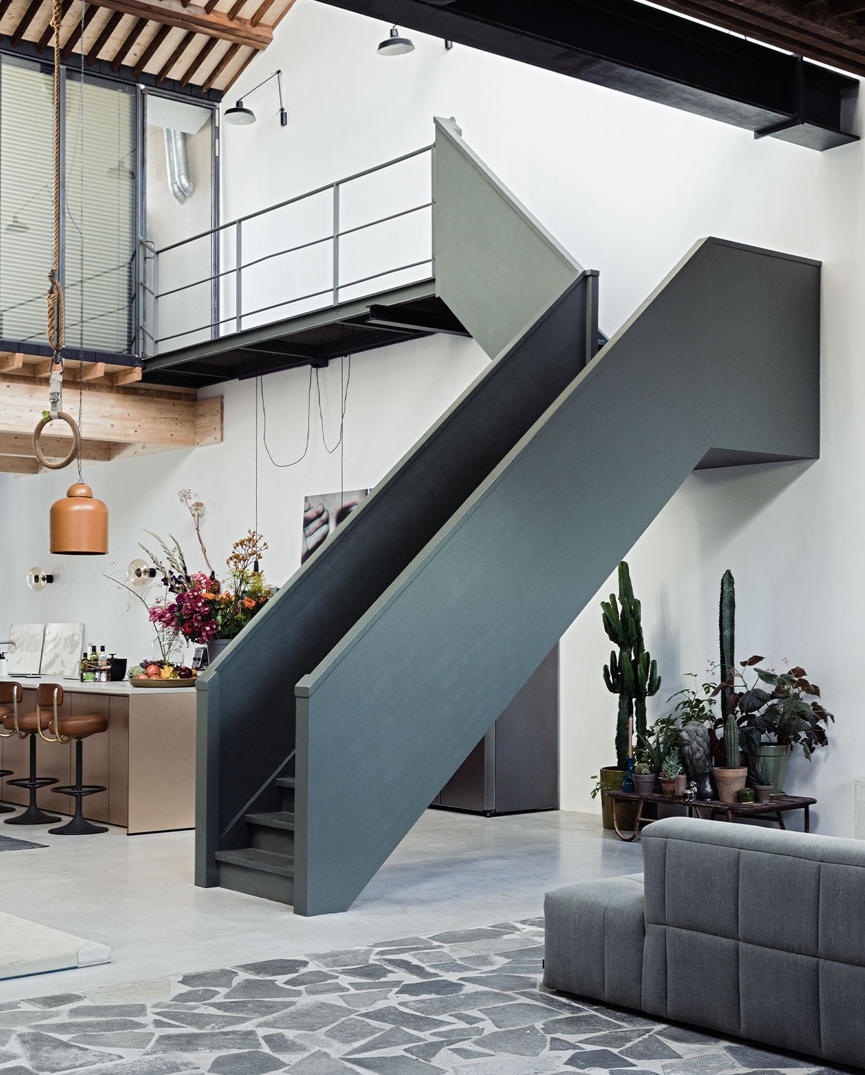 Trap, loopbrug, plantentafel, turnring en mat Marktplaats, verfkleur trap RAL 7009, Karwei, koperen kerklamp origineel, zwarte lampen Lamp en Licht, bank ByDennis. vtwonen 03-2022 | styling Ilona Jongepier | fotografie Dana van Leeuwen