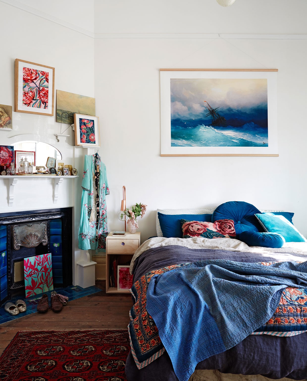 Indiase plaid Earth Tribe, rozenkussen Scarlett Jones. Nachtkastje Like Butter. Kunst Paula Mills. Overig vintage of onbekend. NEE |vtwonen 6-2022 | productie Living inside | styling  Julia Green | fotografie Armelle Habib | tekst Marzia Nicolini | tekstbewerking Christine van der Hoff