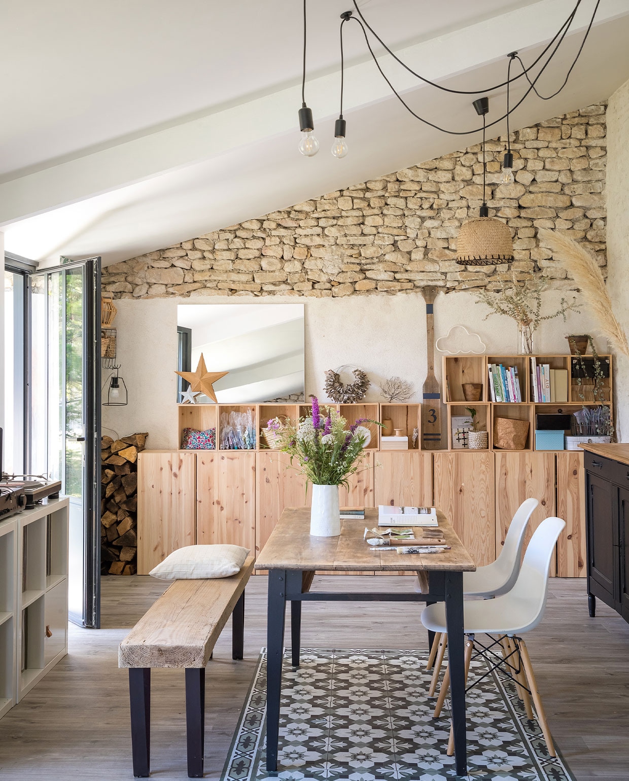 Dennenhouten kast Ikea, vloer vinyl Scraped Grey Oak van Quick-Step, muurverf kalk van Leroy Merlin, buffet van rommelmarkt zwartgeverfd met verf van ID Paris, stoelen en hanglamp Cult Furniture, lampenkap Maisons du Monde. Overig onbekend. vtwonen 4-2022 | Productie AC Scoffoni | Styling Marie Maud Levron | Fotografie Cecile Perrinet Lhermitte | Tekstbewerking Mirjam Rosema-Verhulst