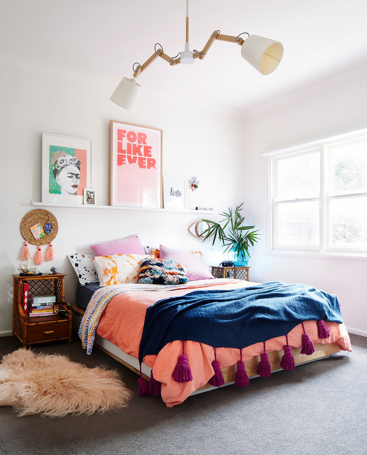 Nachtkastje vintage. Beddengoed en plaid met kwasten Kip &amp; Co. Kunstwerk Frida Kahlo van Morgan Jamieson. Print For Like Ever Super Rural. Aloha-print Loneley Sea. Rotan oog @downtothewoods. Overig onbekend. vtwonen binnenkijken special 07-2021 | Styling Julia Green en Noel Coughlan | Fotografie Armelle Habib | Tekst Julia Green | Tekstbewerking Caroline Westdijk