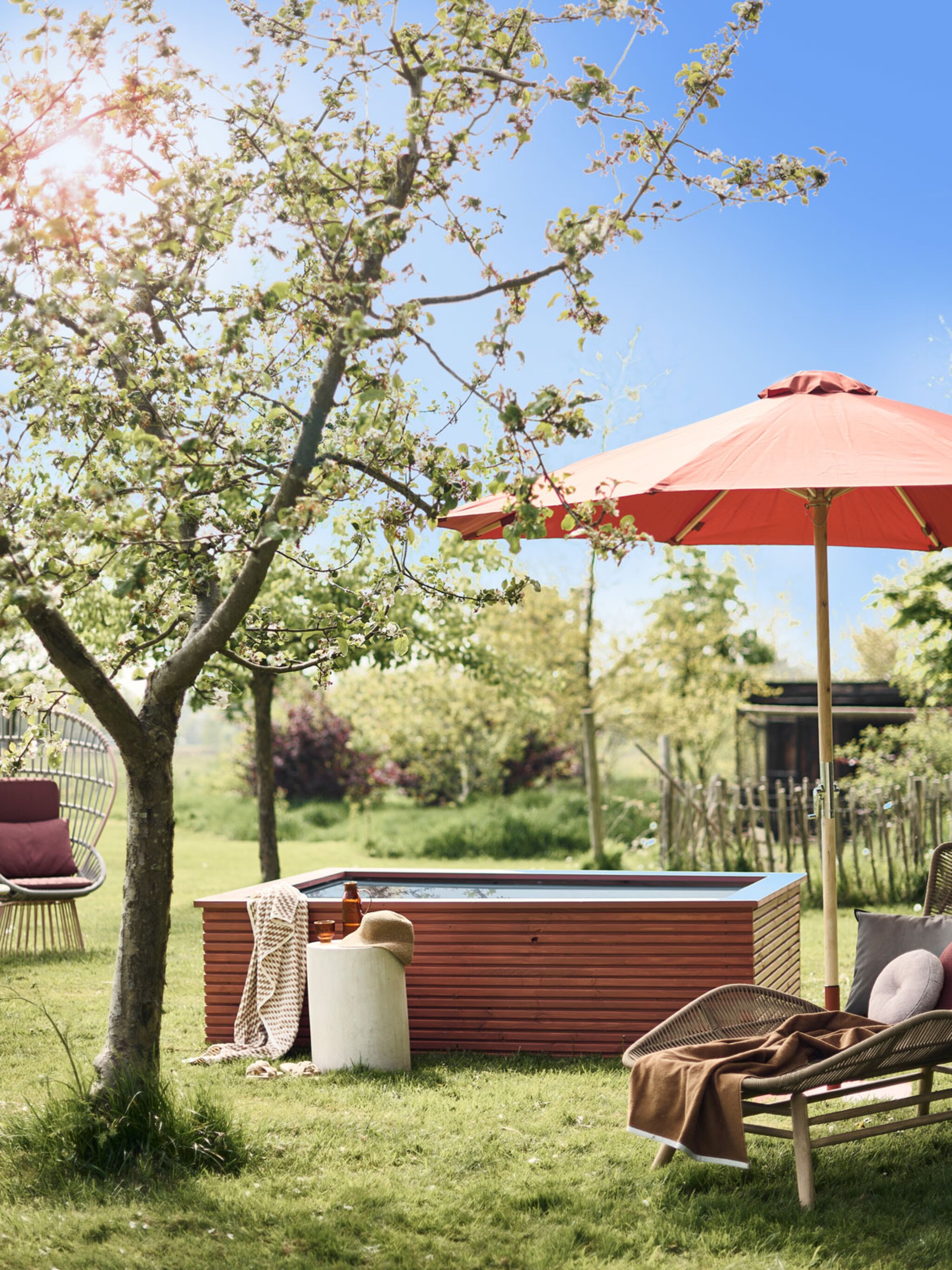 waterpret in eigen tuin zo past een zwembad in een kleine tuin wel